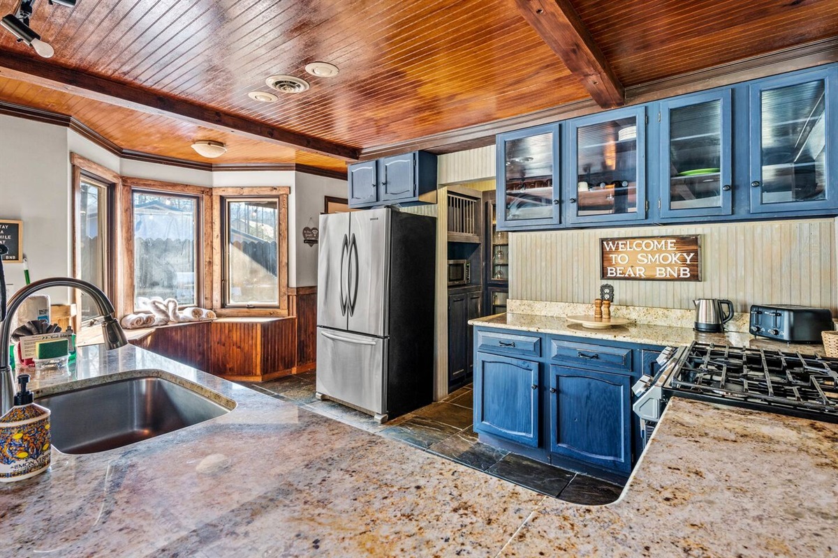Fully stocked Kitchen!!!