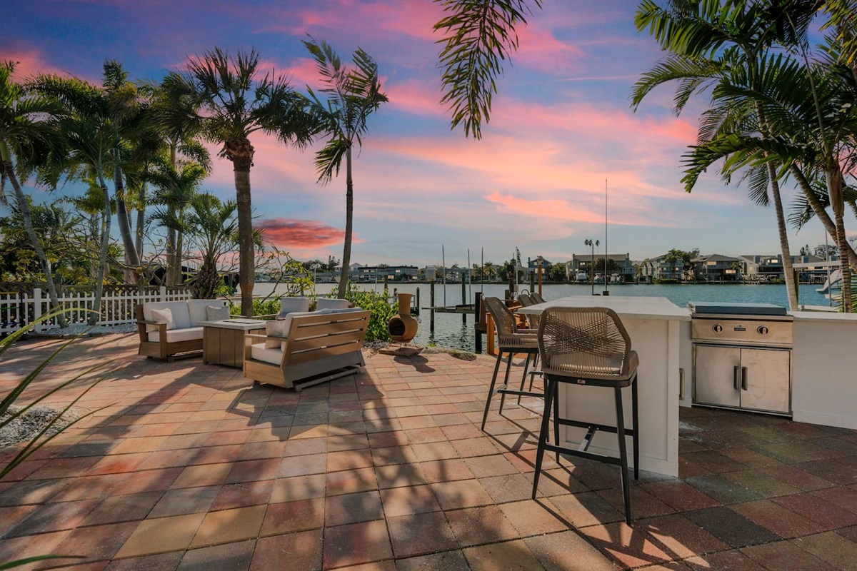 [Patio] Outdoor kitchen & lounging area