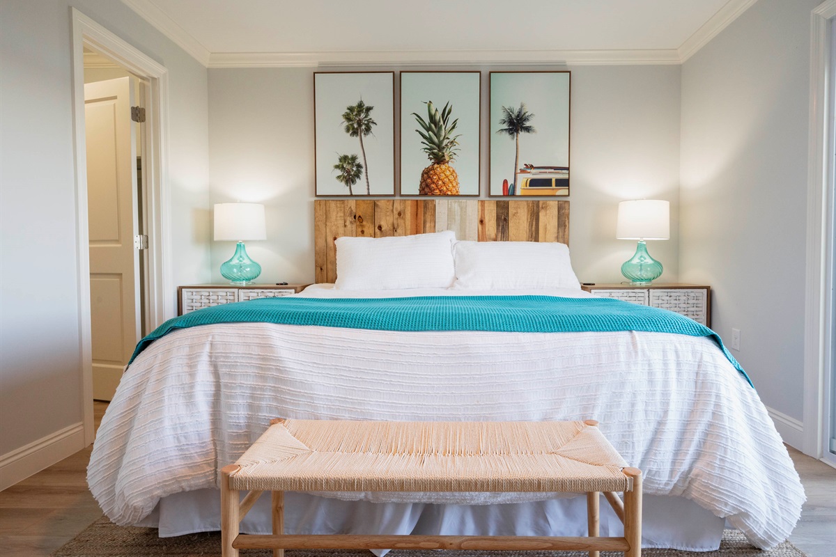 Bright and cozy retreat: King bed, colorful decor, and tropical vibes!