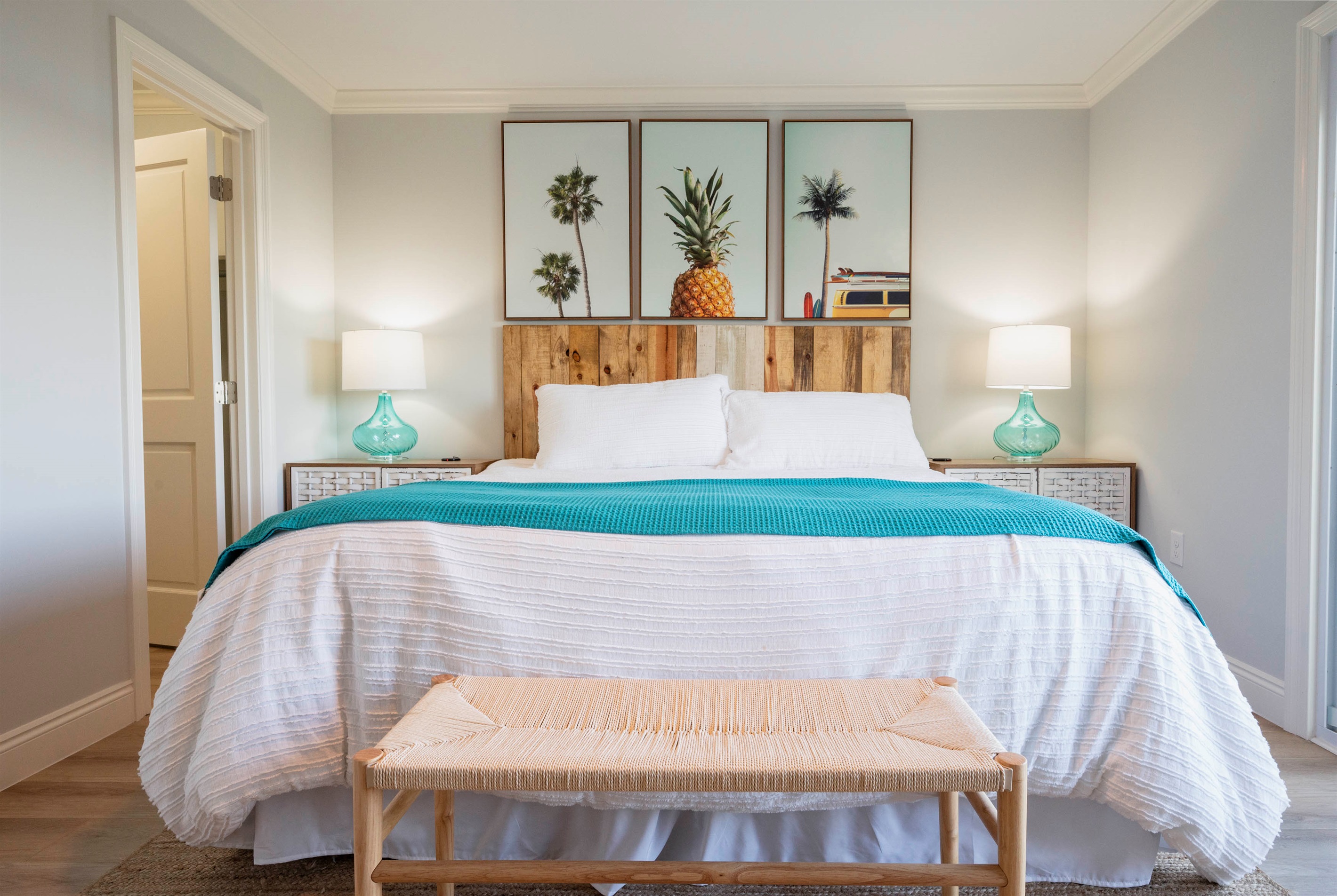 Bright and cozy retreat: King bed, colorful decor, and tropical vibes!