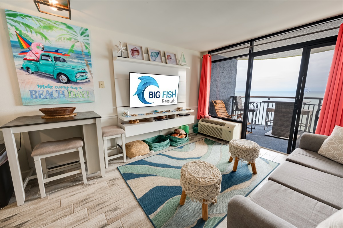 Living Room with Stunning Views🌊☀️