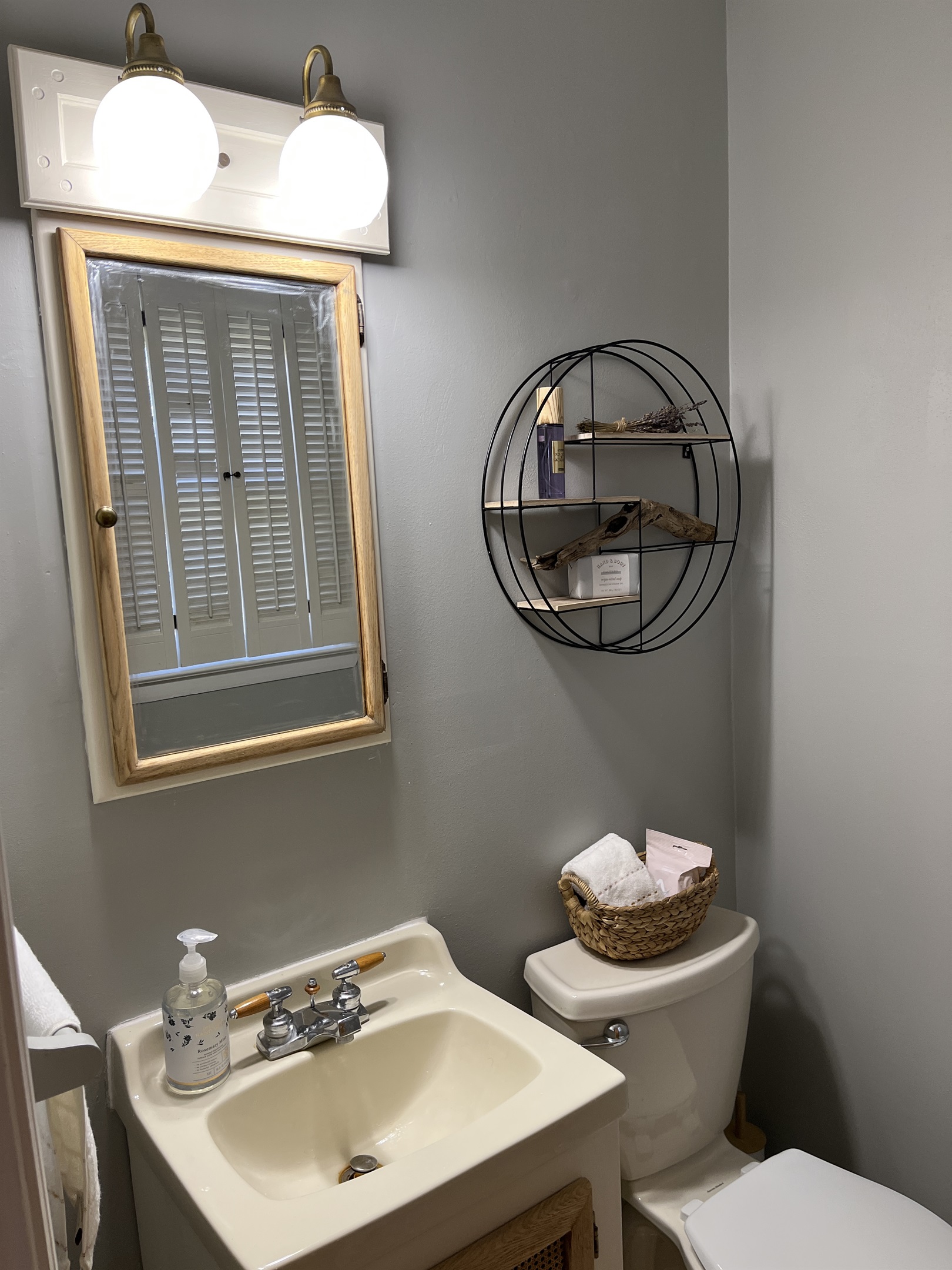 1/2 bath ensuite in King bedroom