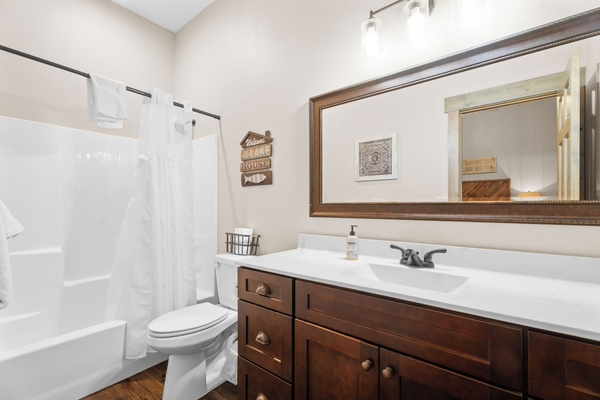 Bedroom #5 en-suite bath