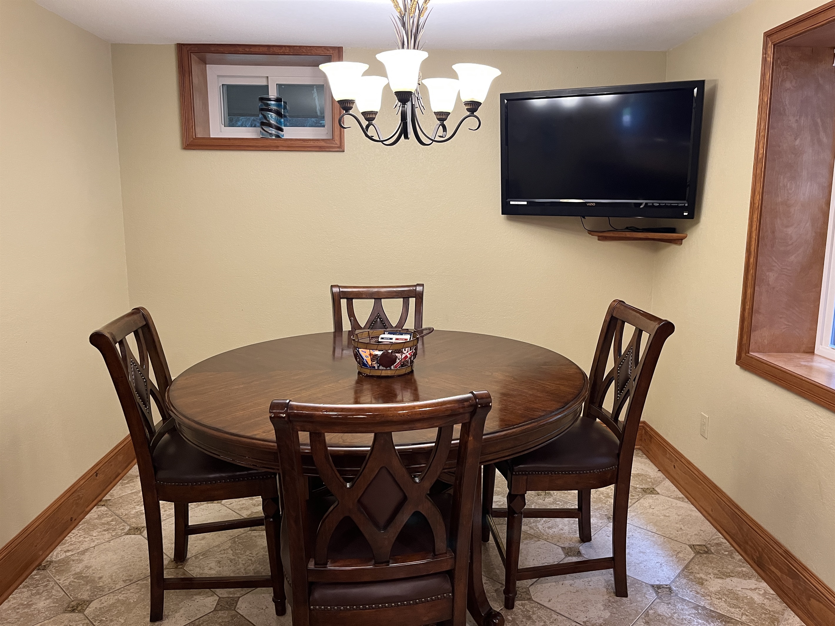 Eat-in kitchen area