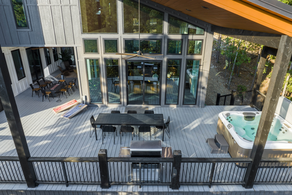 Whether you're sipping coffee at sunrise, sharing dinner at sunset, or relaxing in hot tub under a sky full of stars and magnificent panoramic views  provide the perfect backdrop for your stay.
