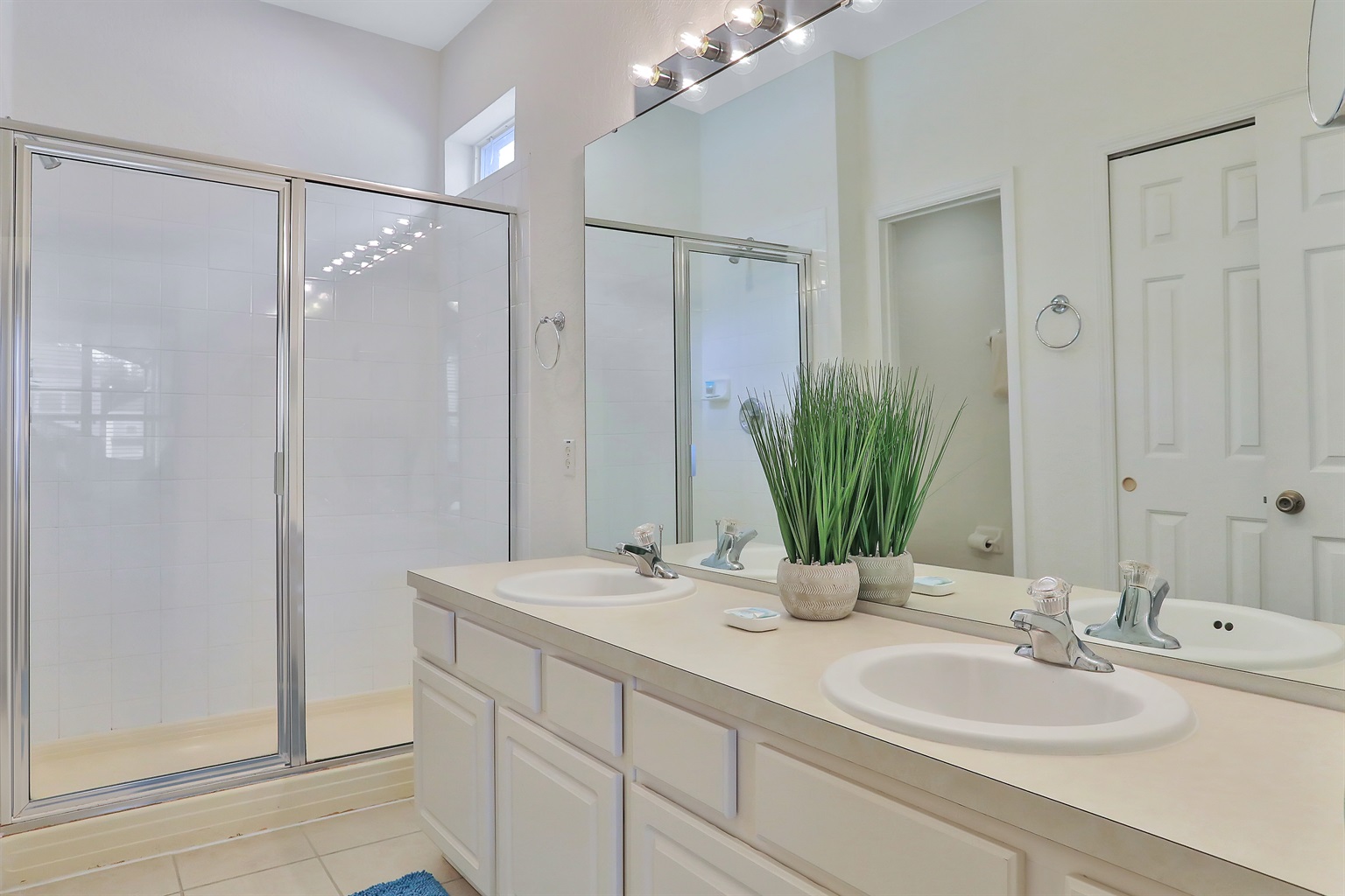 Primary ensuite bathroom with double sinks