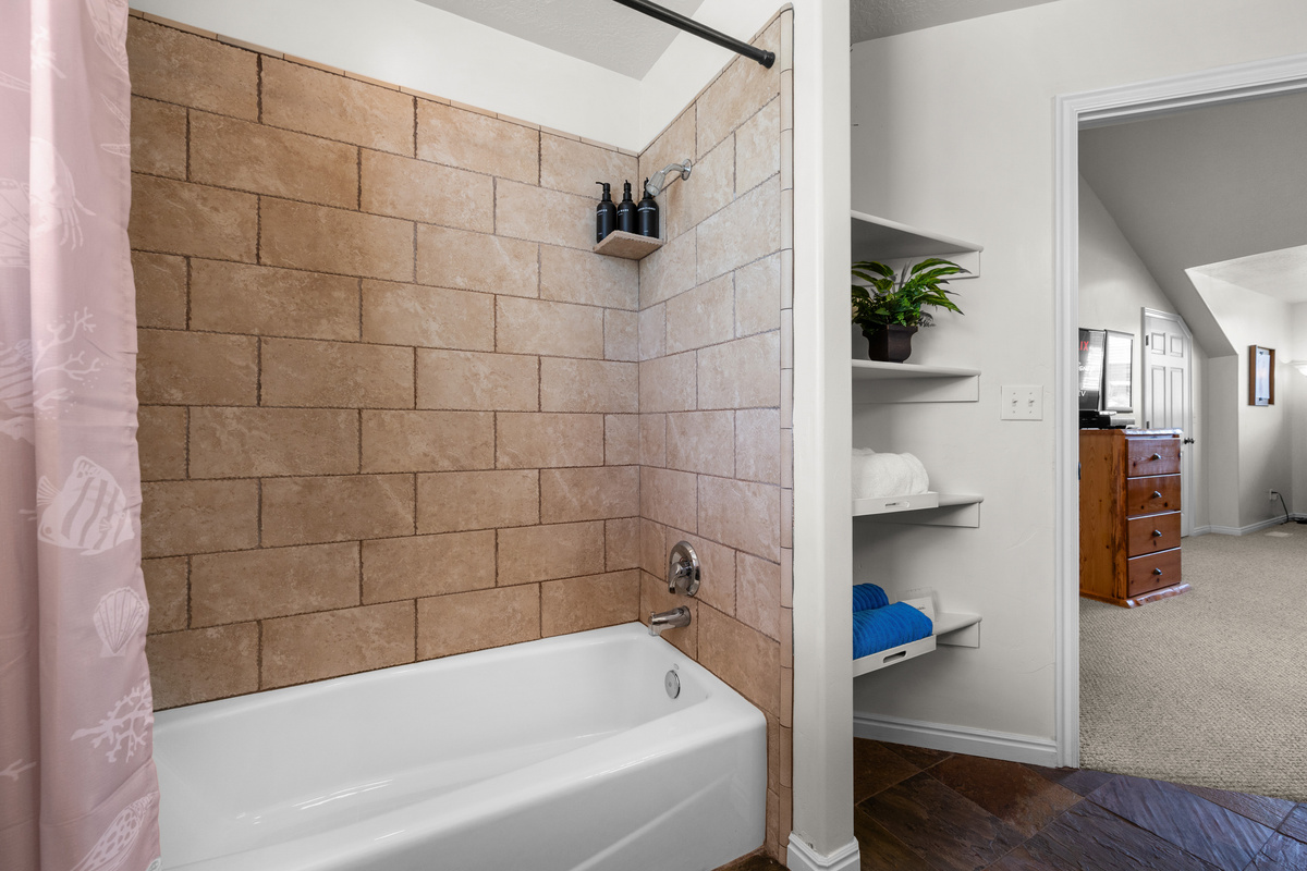 All linens, bath towels, washcloths, and hand towels are provided for your convenience.