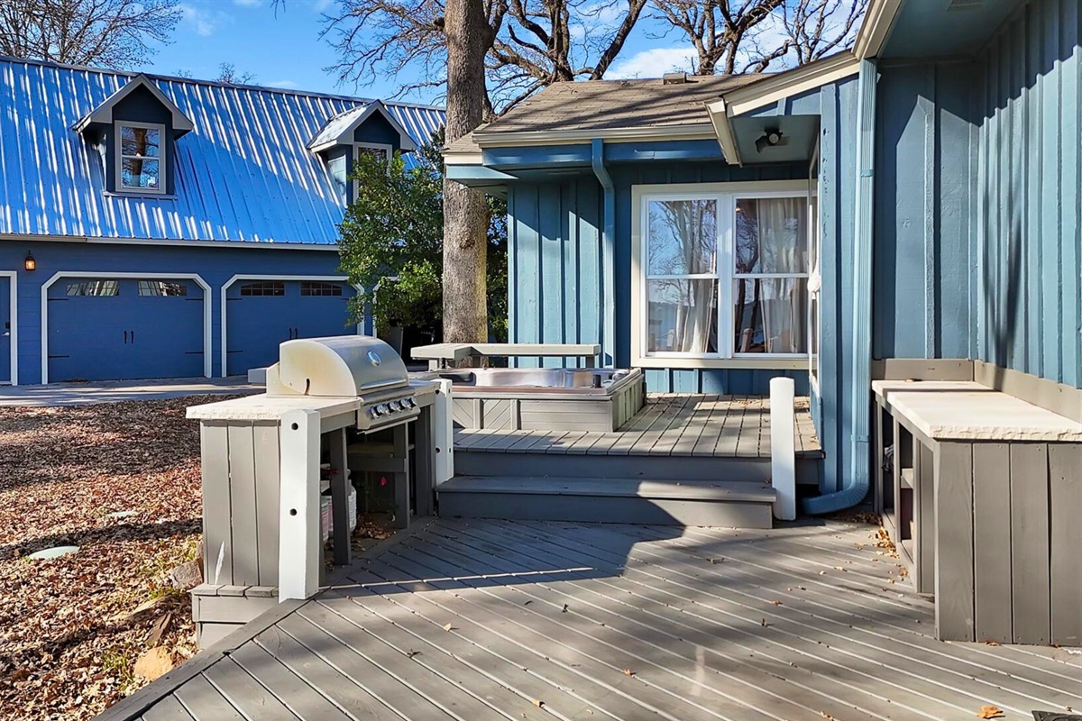 A charming entrance with that “vacation starts now” kind of energy.
