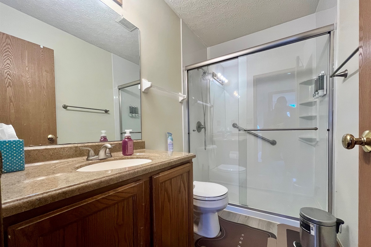 Upstairs Full Bathroom