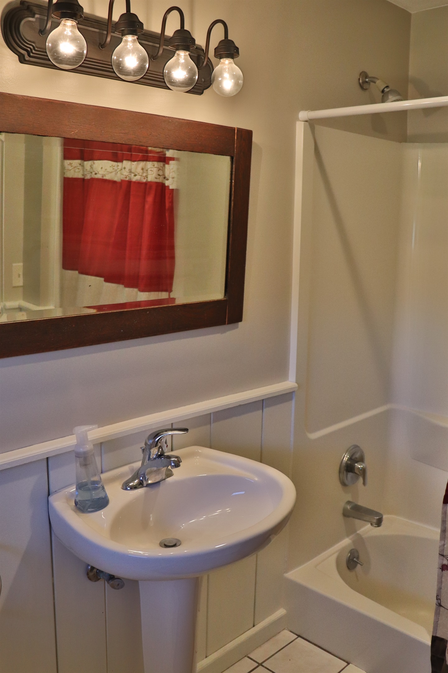 2nd floor Master bath w/ tub/shower