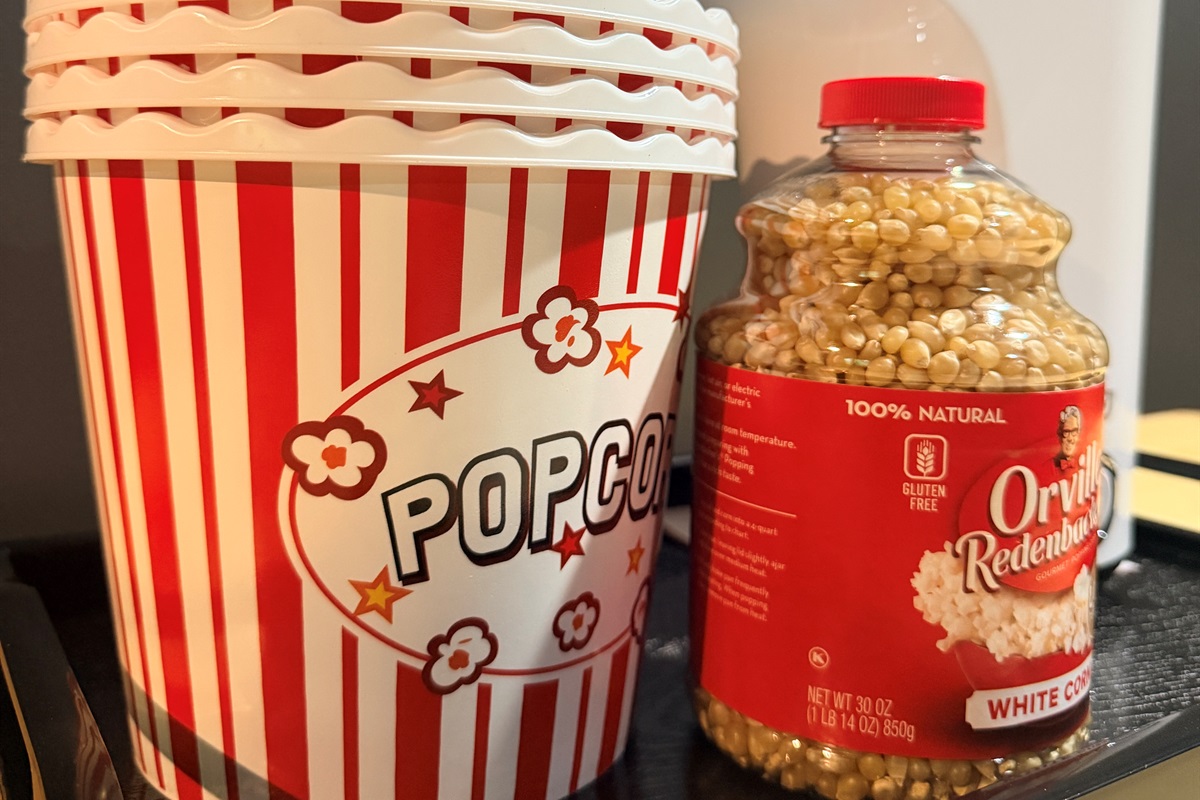 Who says you can't have popcorn in a wellness cabin? Air popper included! 🤫 We have seasonings too!