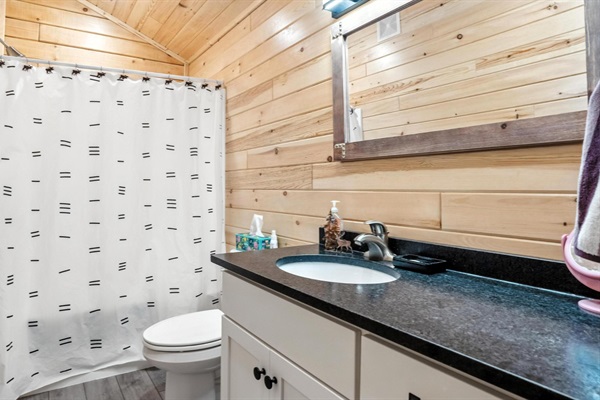 Spacious upstairs bathroom featuring a tub/shower combo for added flexibility