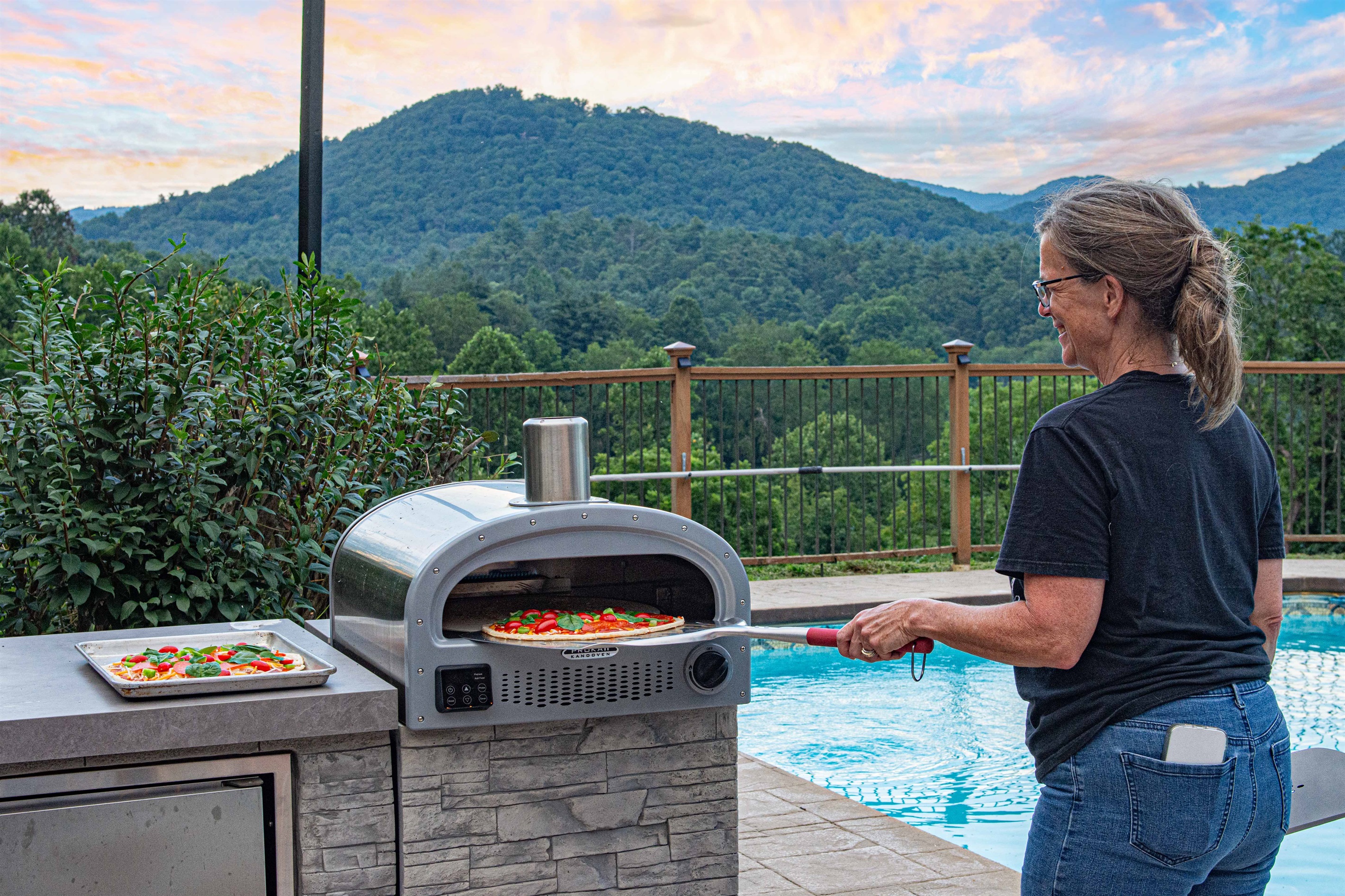 Craft your own wood-fired pizzas by the pool with mountain views as your backdrop—an unforgettable way to gather, cook, and share a meal together.” 🍕⛰️