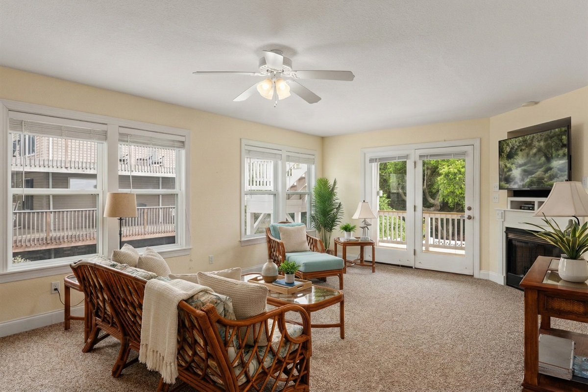 Bright & Open Living Area – Relax and Enjoy Coastal Comfort!