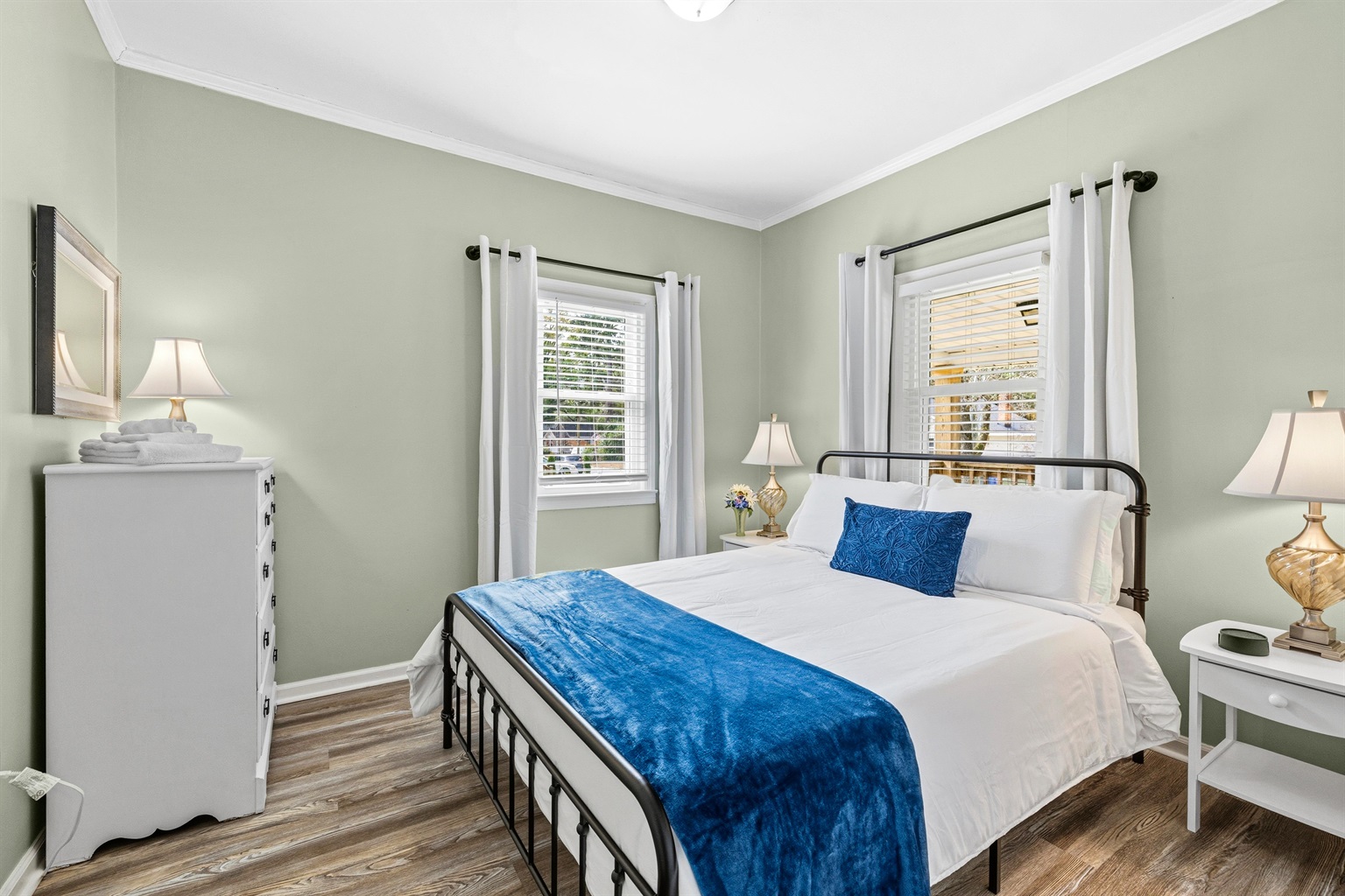 Second bedroom with queen bed