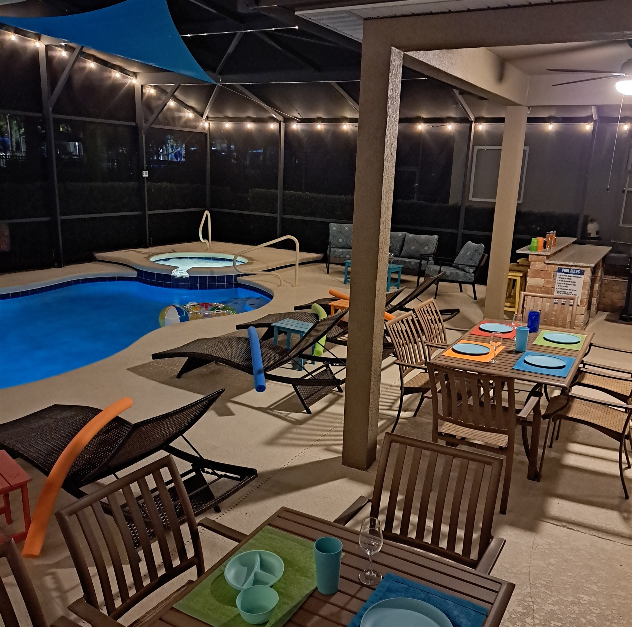 Enjoyable and comfortable night-time ambiance.