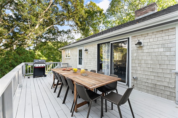 Enjoy a delicious meal al fresco, with a grill that brings your outdoor dining experience to life.