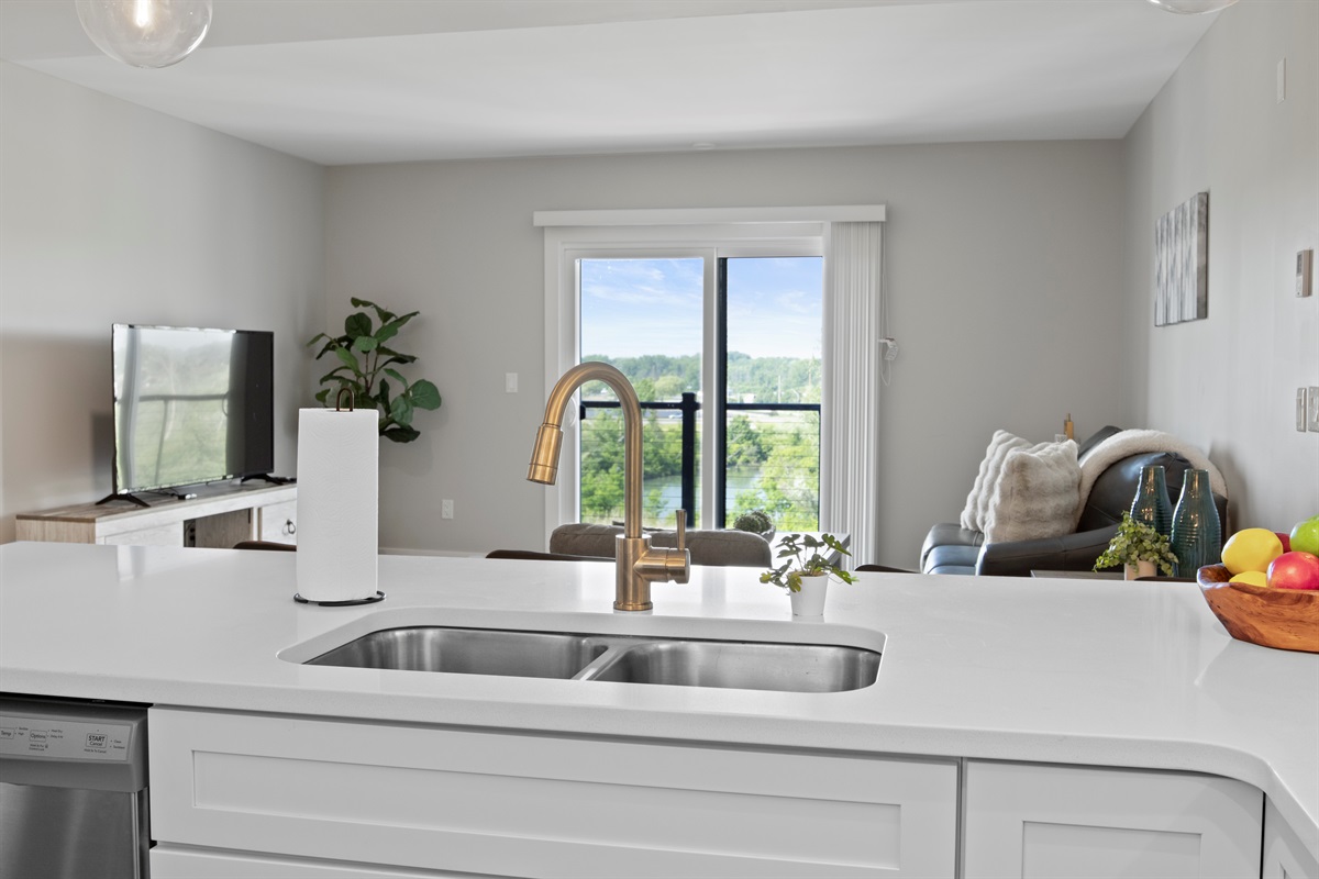 Modern, light-filled apartment with a sleek kitchen and cozy living space. Perfect for relaxation and entertaining. 🏙️🍽️🌿
