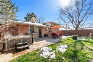 Relax, Dine, Shoot Hoops: Hot Tub, Dining Area, and Basketball Excitement! 🛁🍴