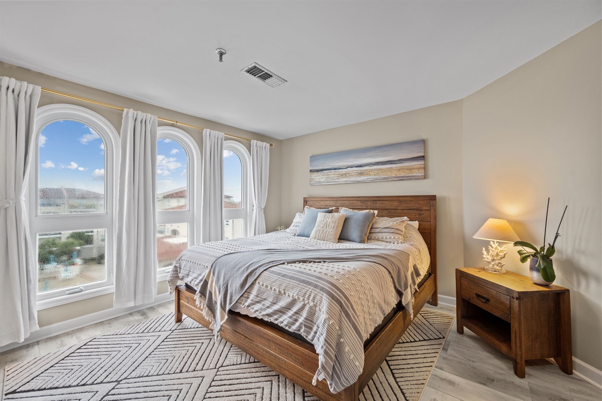 Wake up to stunning resort views in this bright 2nd master suite featuring a King bed and elegant coastal d&eacute;cor