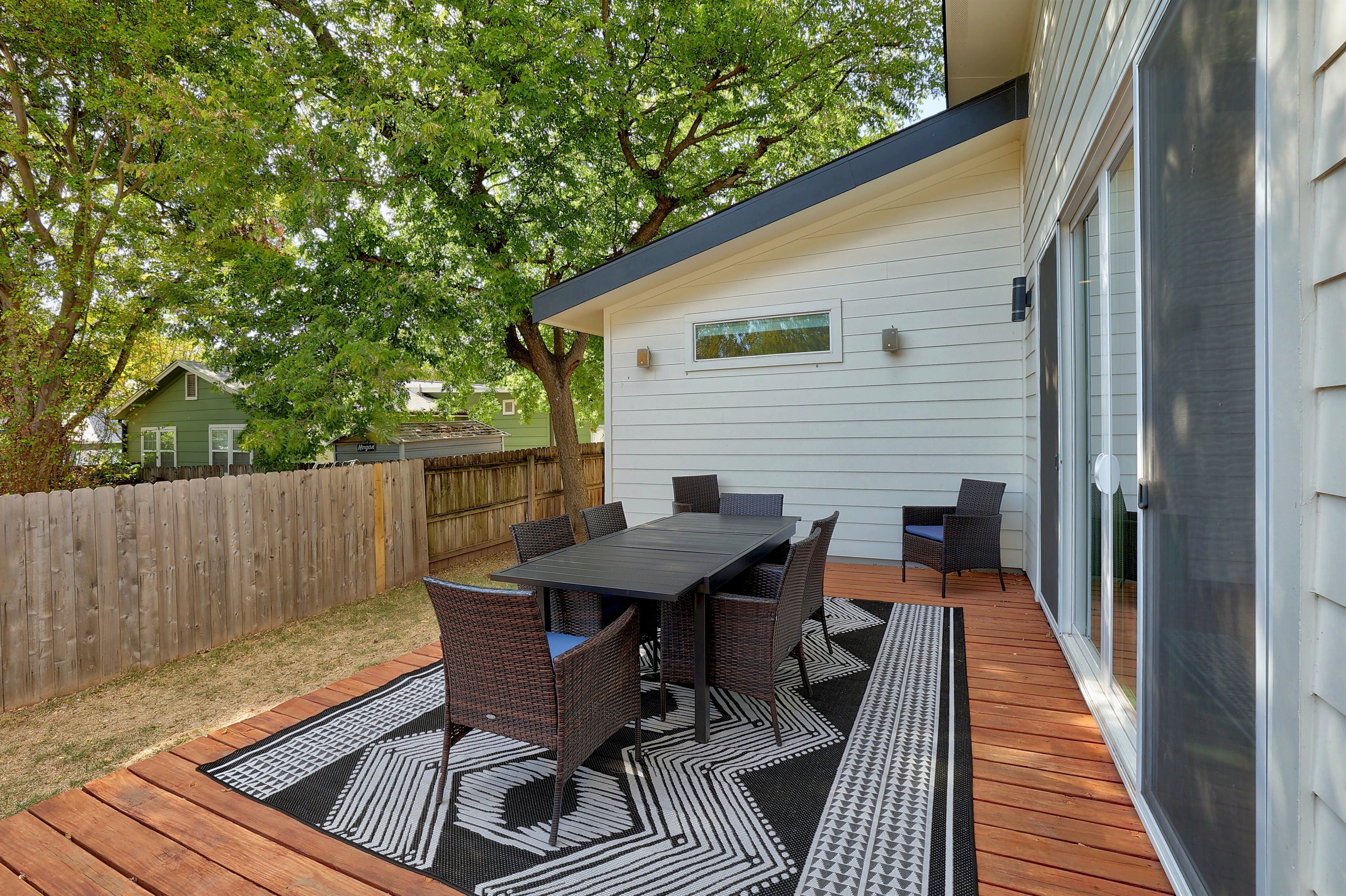 Fully fenced al-fresco dining