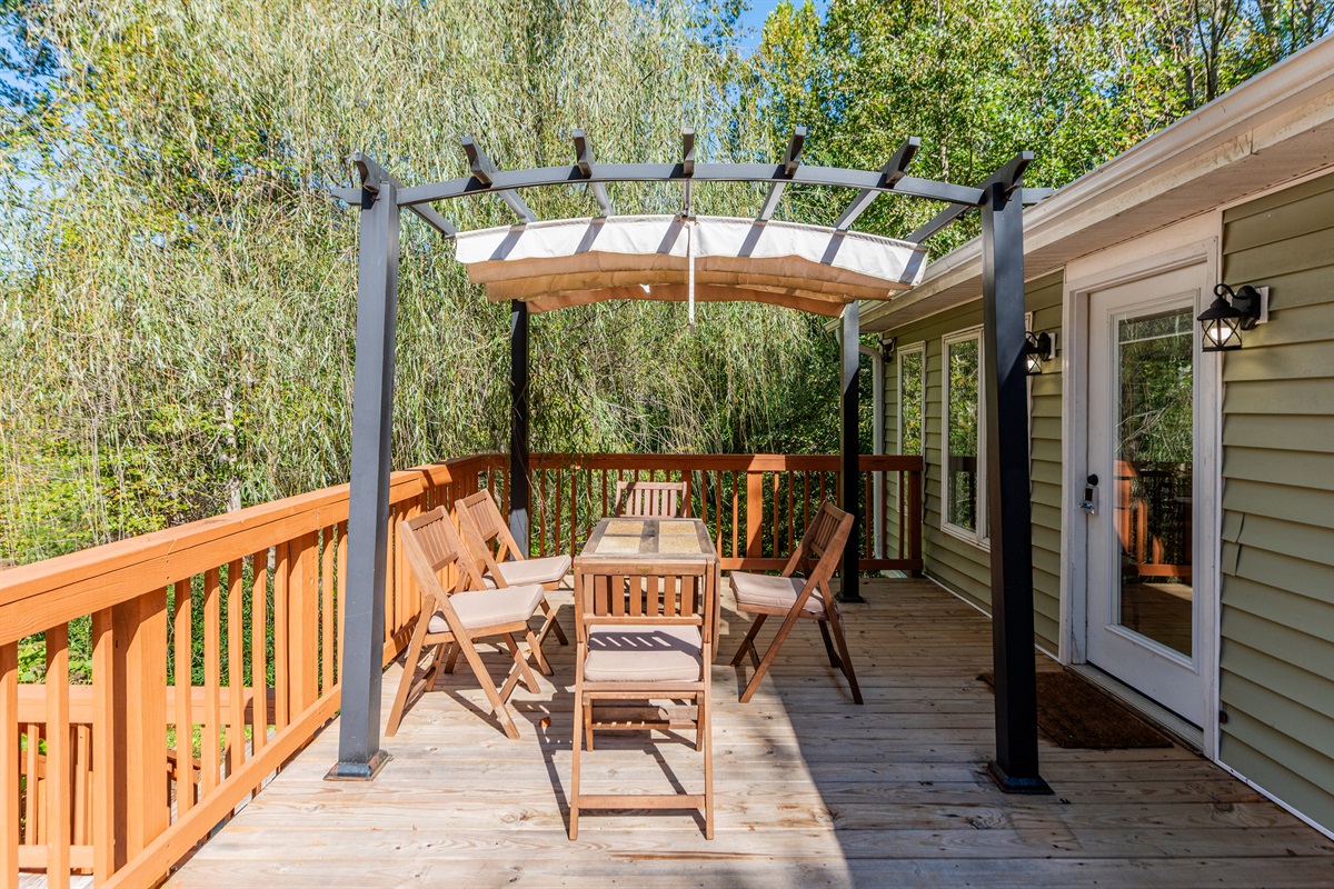 Outdoor Dining: Savor delicious meals amidst nature on this spacious deck, surrounded by serenity!