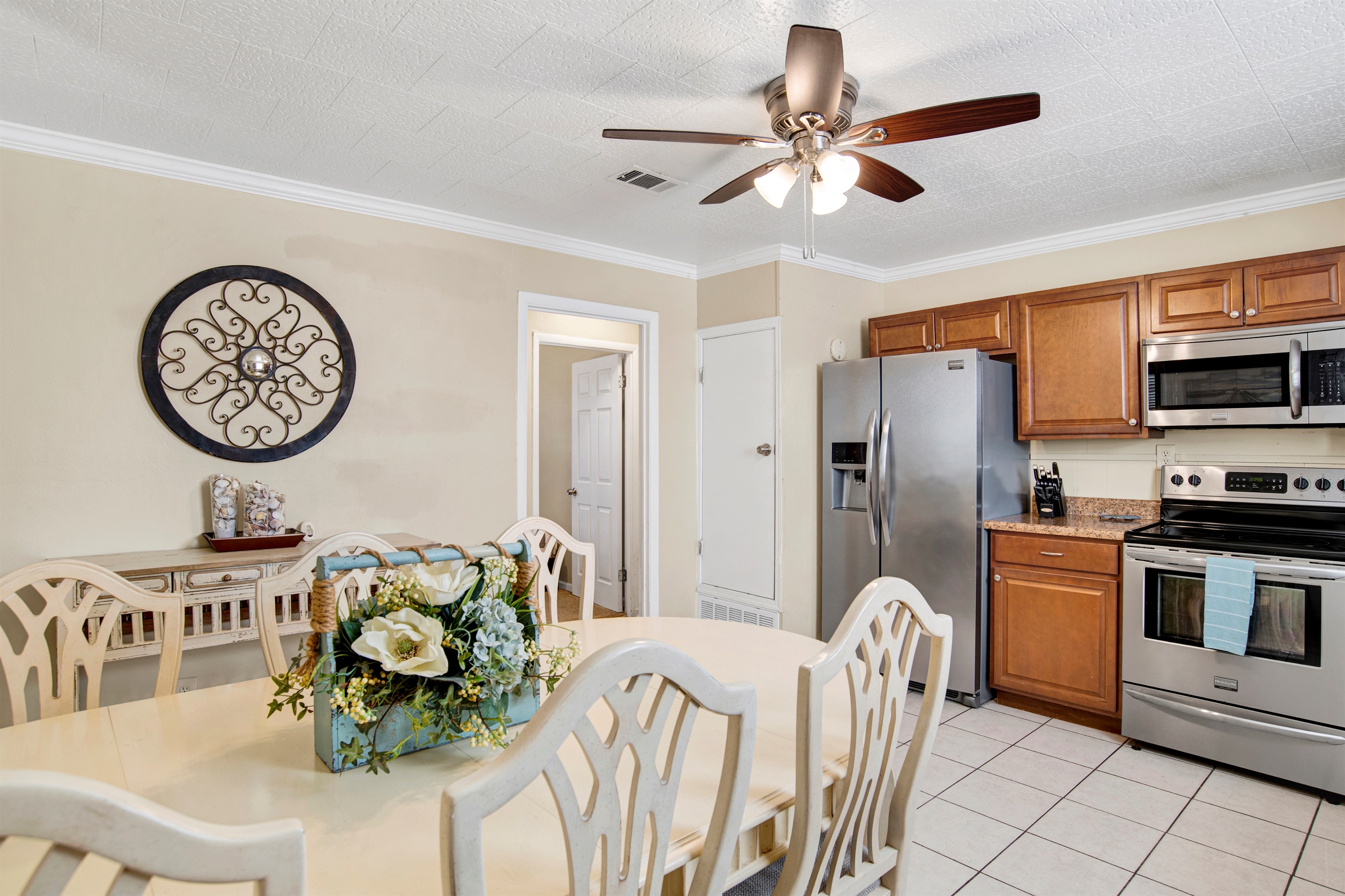 Seating for 6 at the dining table