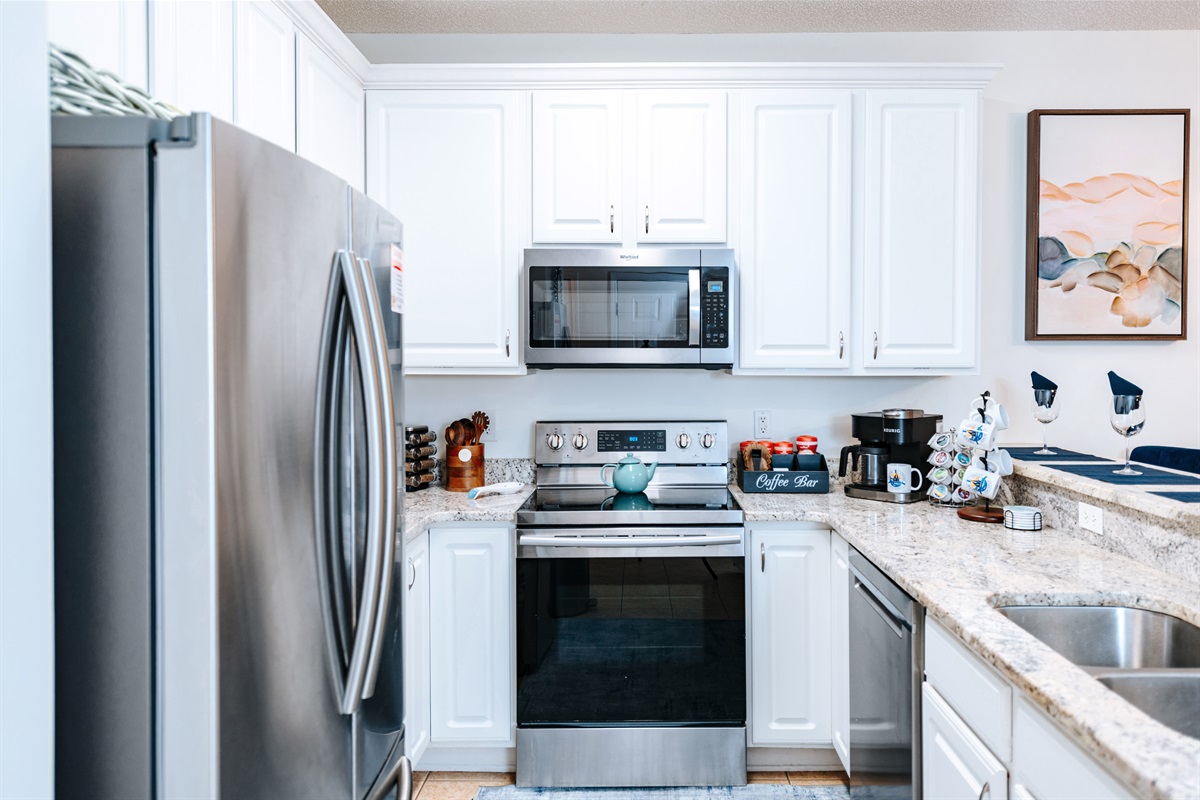 [Kitchen] With the beach conveniently located just a 3-minute walk from the home, run mome to the well equipped kitchen and grab a quick meal before heading back out to those blue waters!