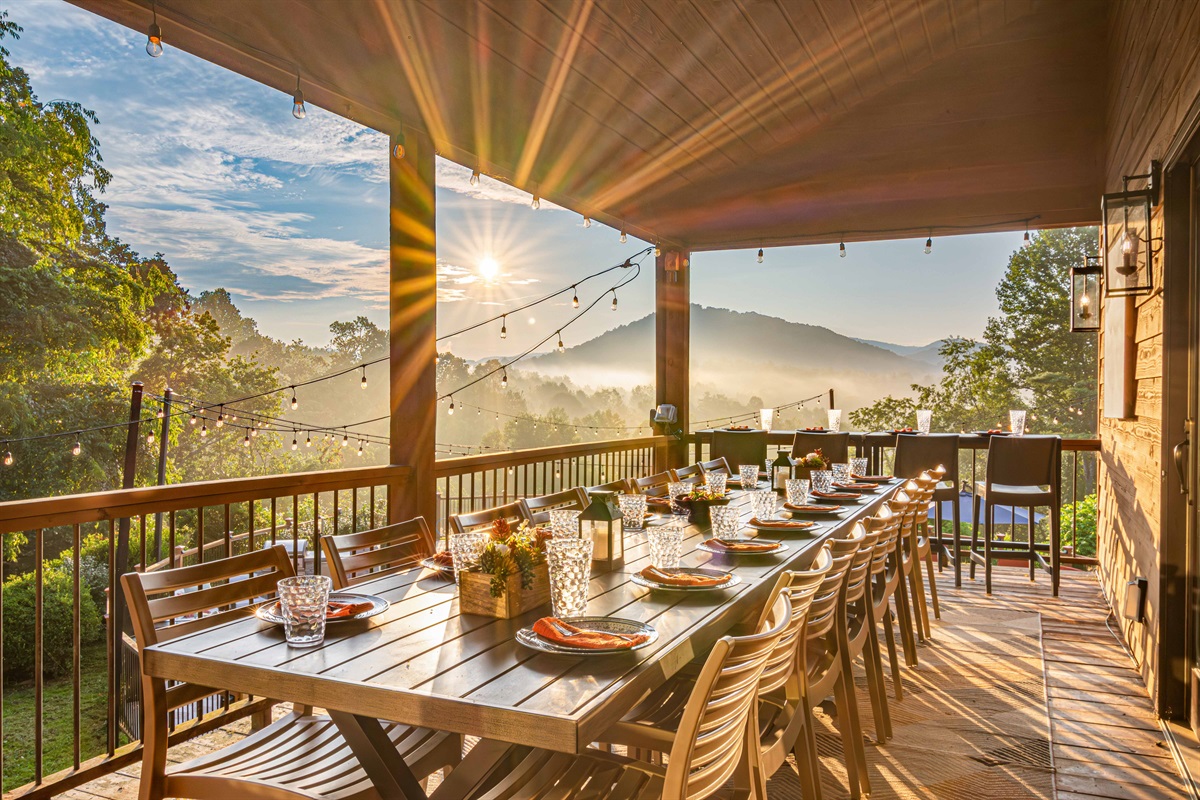 Gather your favorite people around the long farmhouse table as the sun rises over the mountains—perfect for slow breakfasts, sunset dinners, and laughter that lingers late into the night.🌄🍷