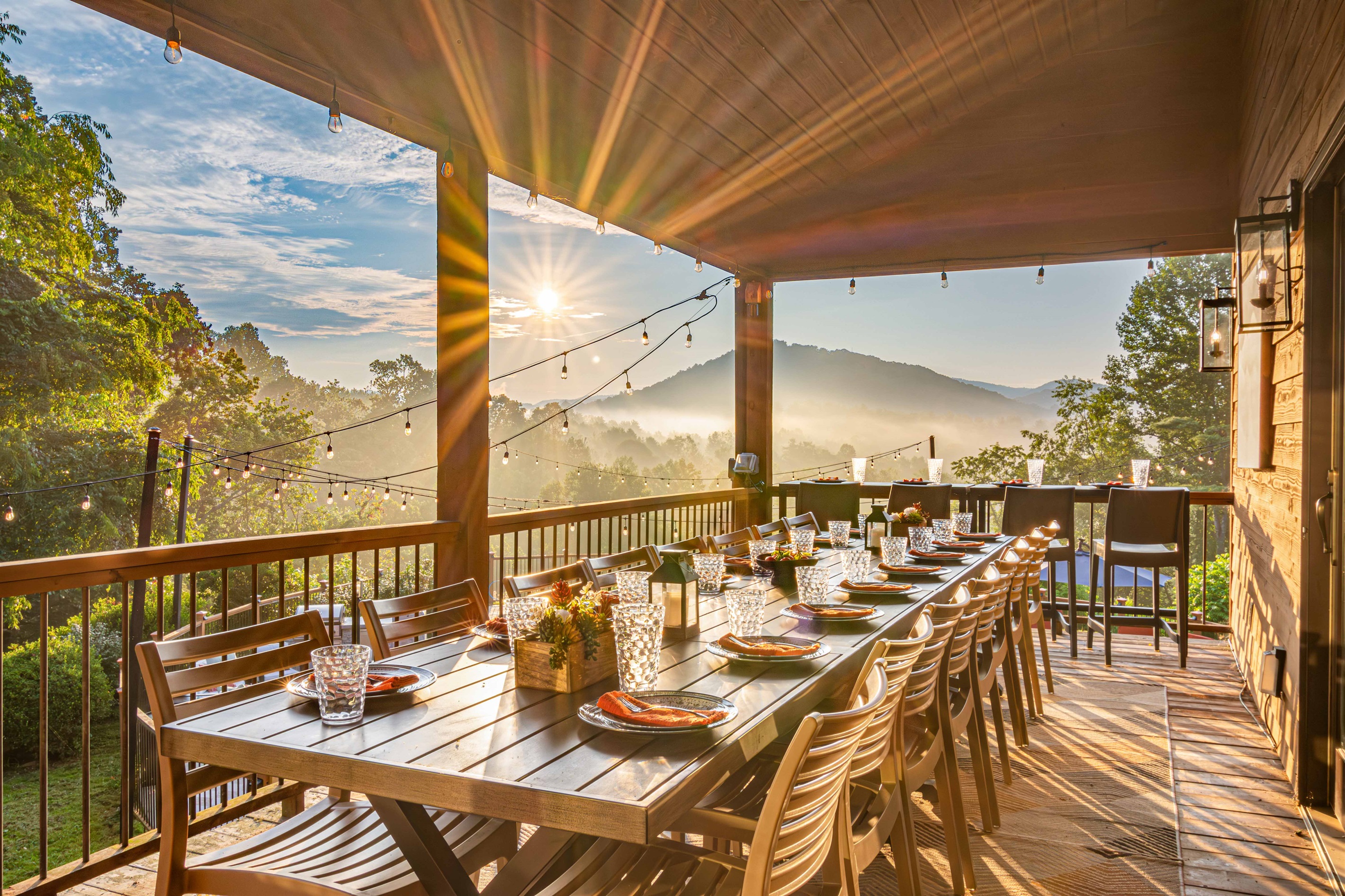 Gather your favorite people around the long farmhouse table as the sun rises over the mountains—perfect for slow breakfasts, sunset dinners, and laughter that lingers late into the night.🌄🍷