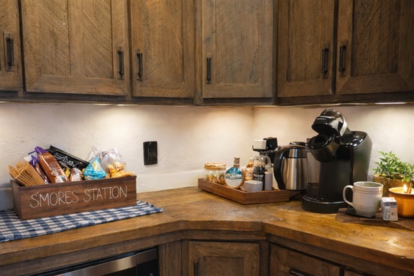 Start your mornings slow and your nights sweet ☕️🔥 This cozy kitchen nook features a ready-to-brew coffee machine and a stocked s&rsquo;mores kit&mdash;perfect for fueling mountain mornings and winding down after a day of adventure.