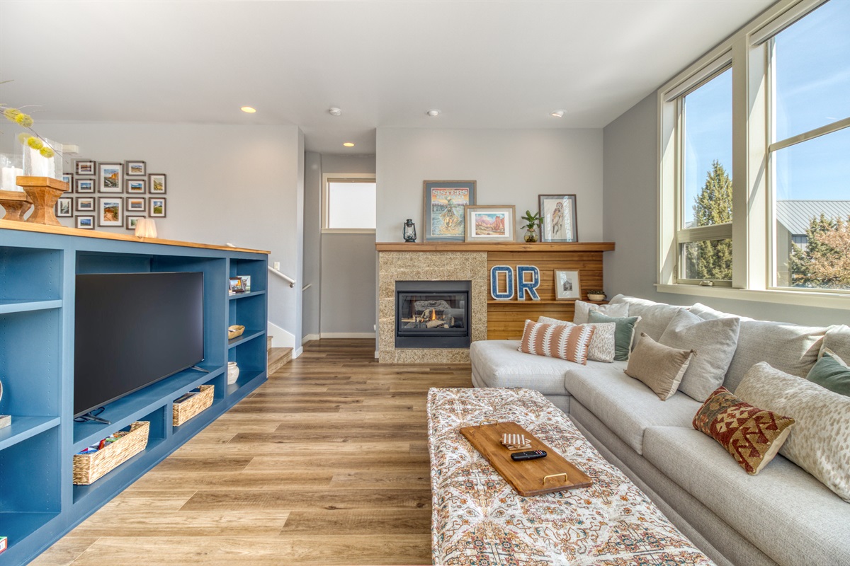 Cozy living room with fireplace - ideal for relaxing after a day of adventure!