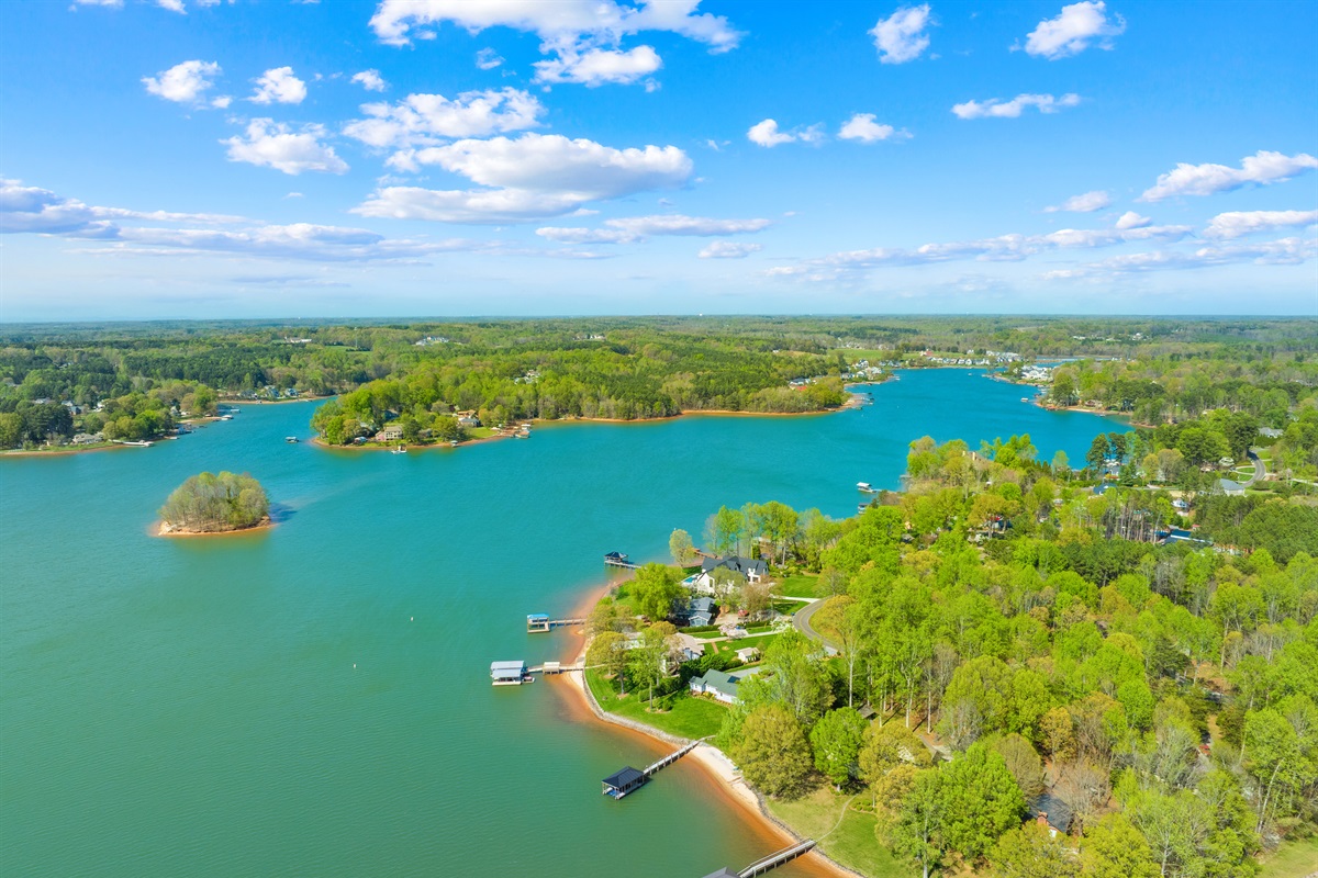 Imagine taking a boat out on that beautiful water!