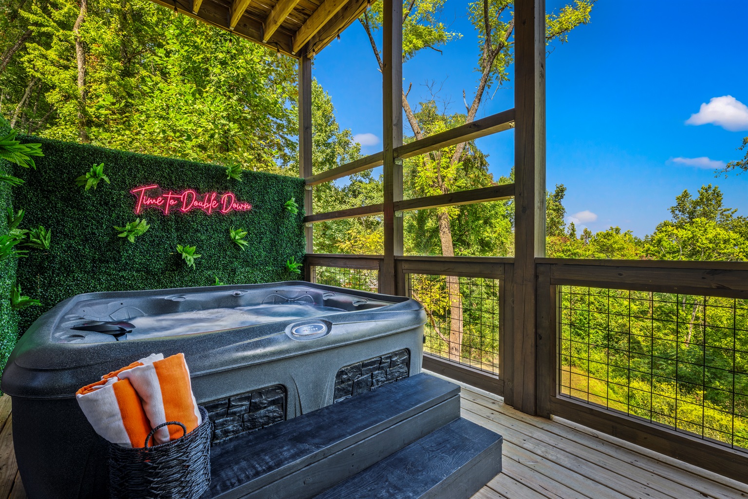 🌳 Bubbles, birdsong, and forest views for days. Add a glass of wine and you’ve officially reached peak vacation.
