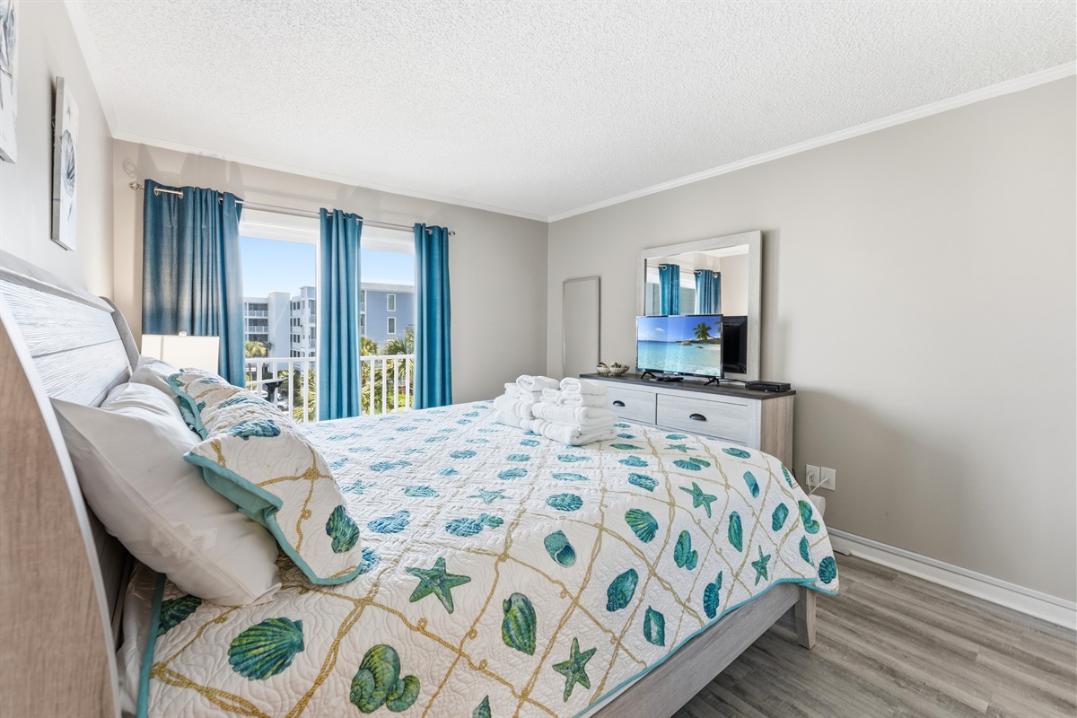 Beautiful Main Bedroom with king bed and ensuite