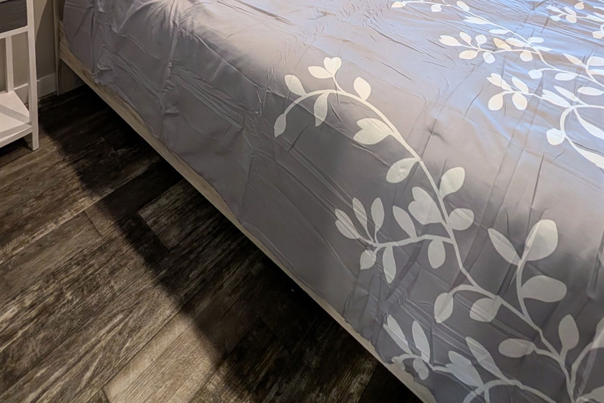 Quuen sized bed and lots of storage!