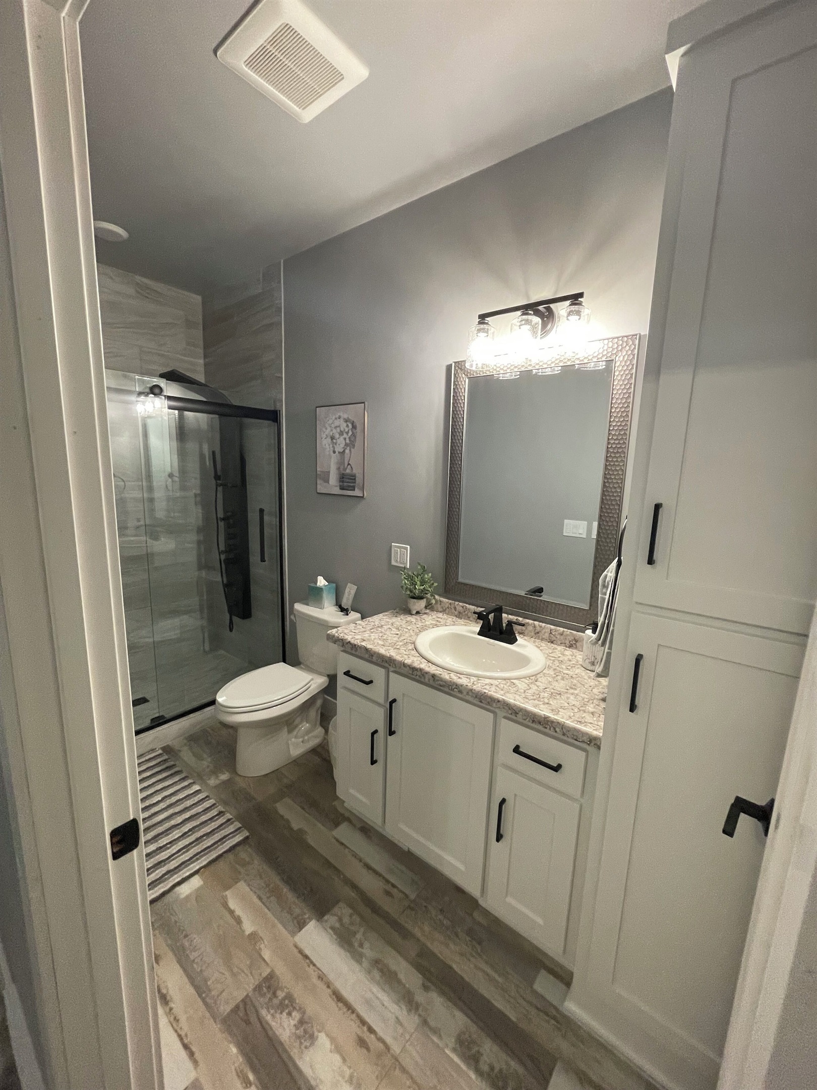 House 2 - bedroom 2 en-suite bathroom