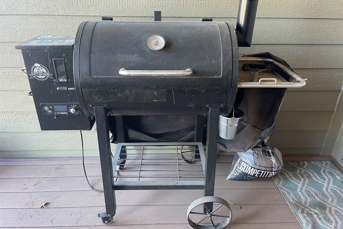 Pellet smoker grill