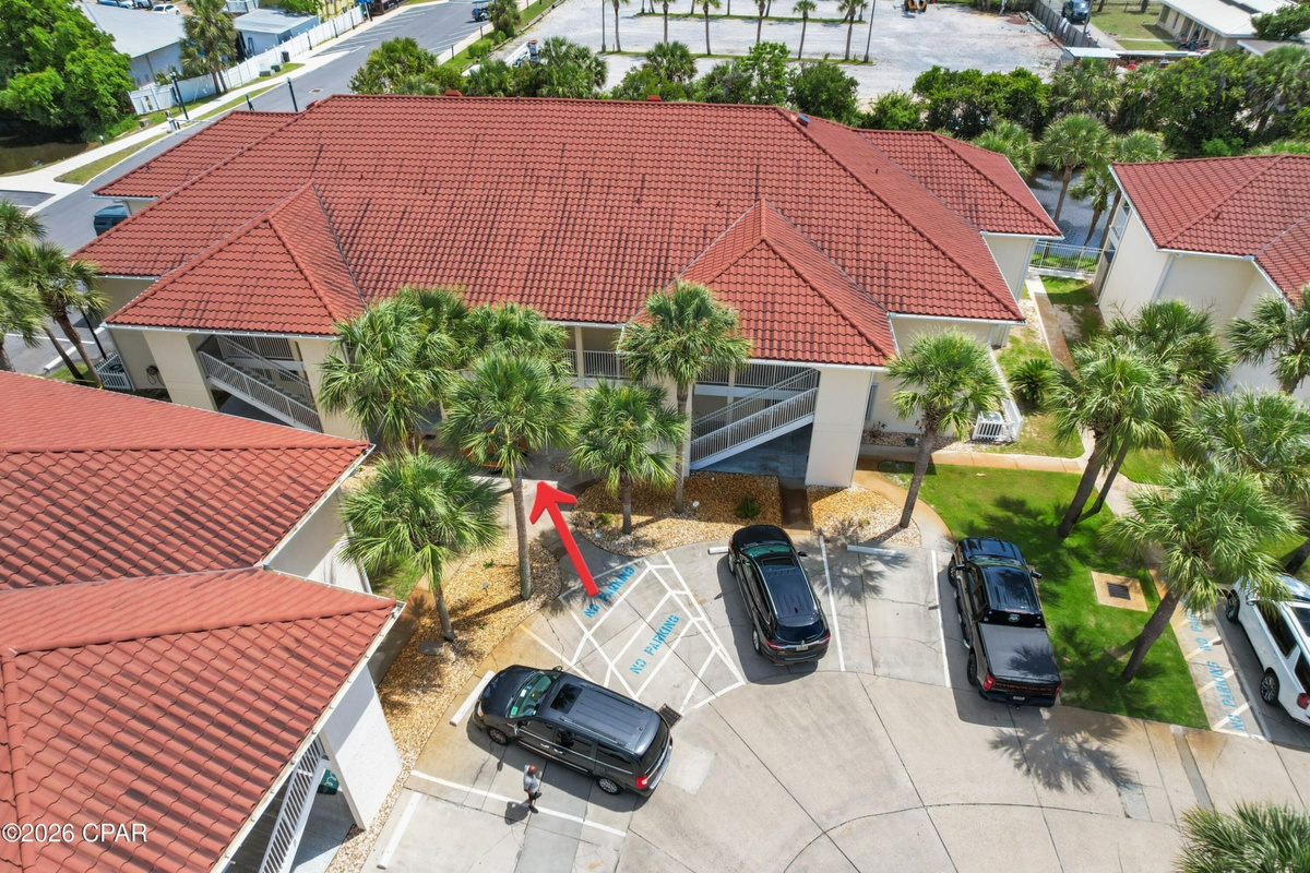 Quick, easy 2-minute stroll to beach access via sidewalk right out of your back door!