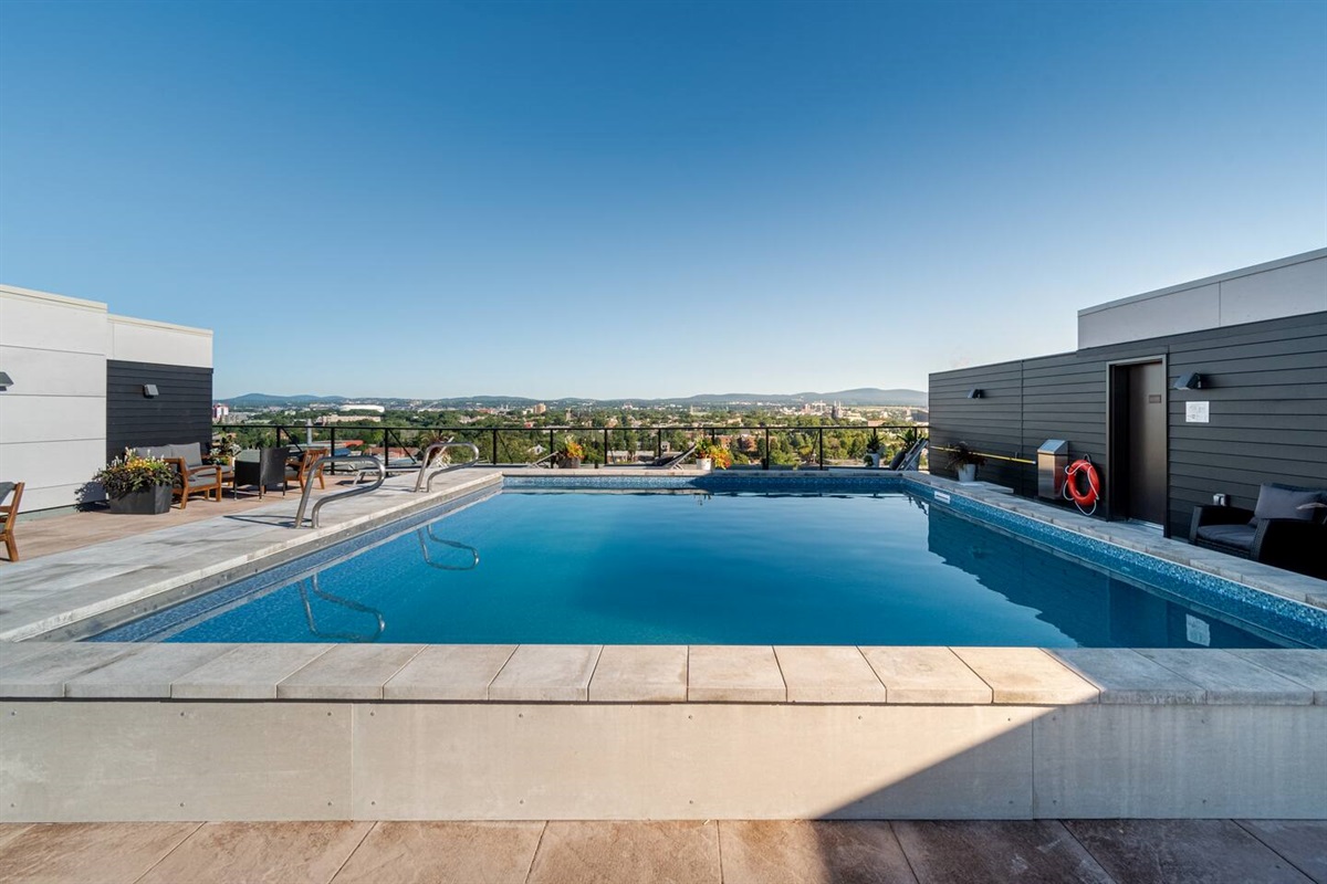 Piscine chauffée sur le toit (période estivale uniquement)!