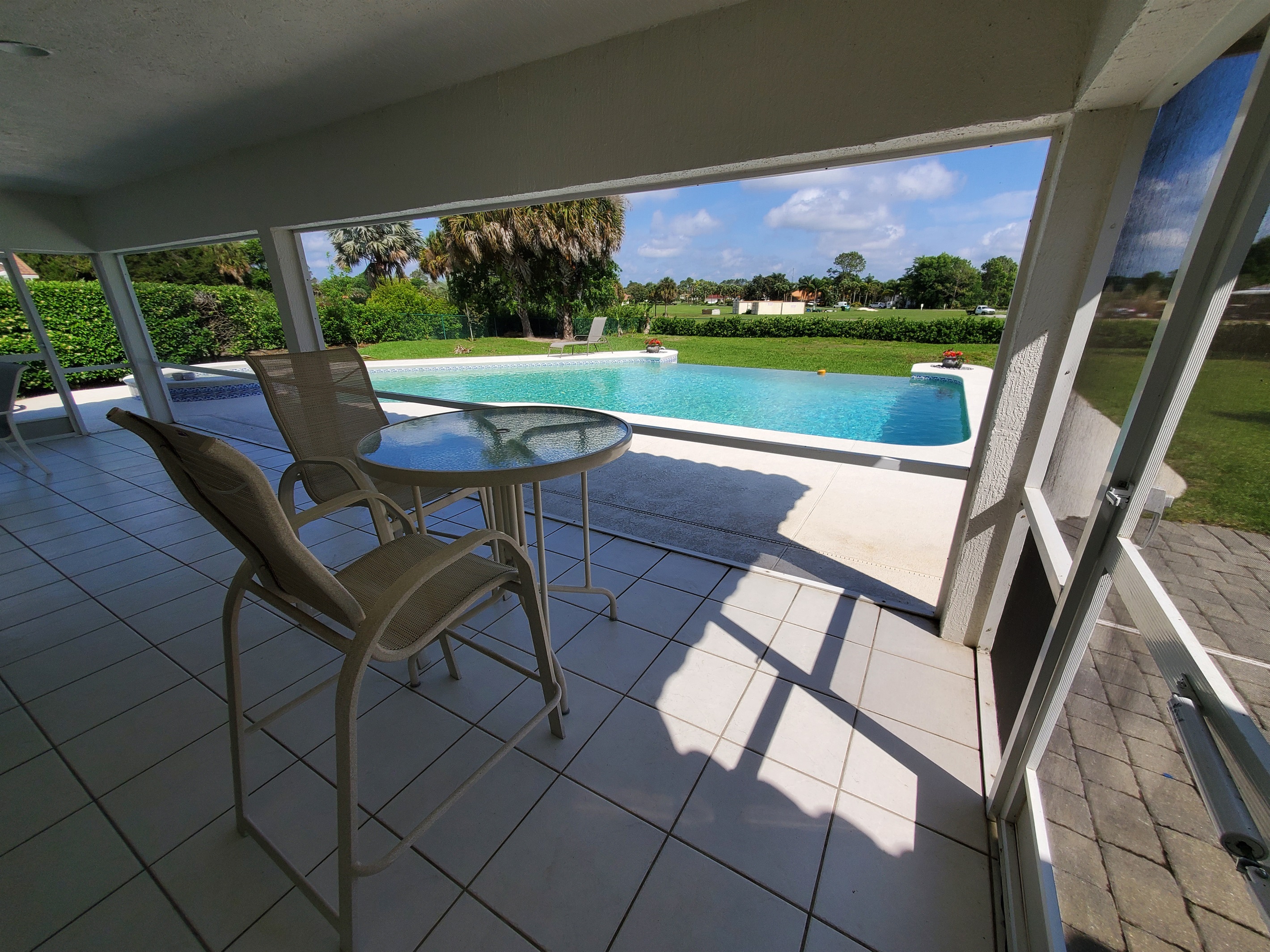 Oversized lanai with lots of comfortable seating