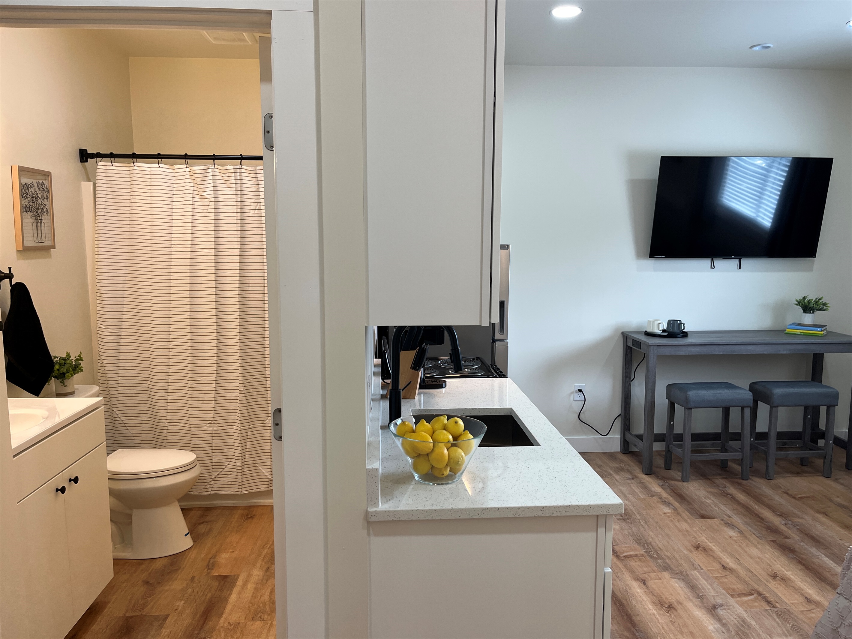 Bathroom, kitchen, living area with SmartTV