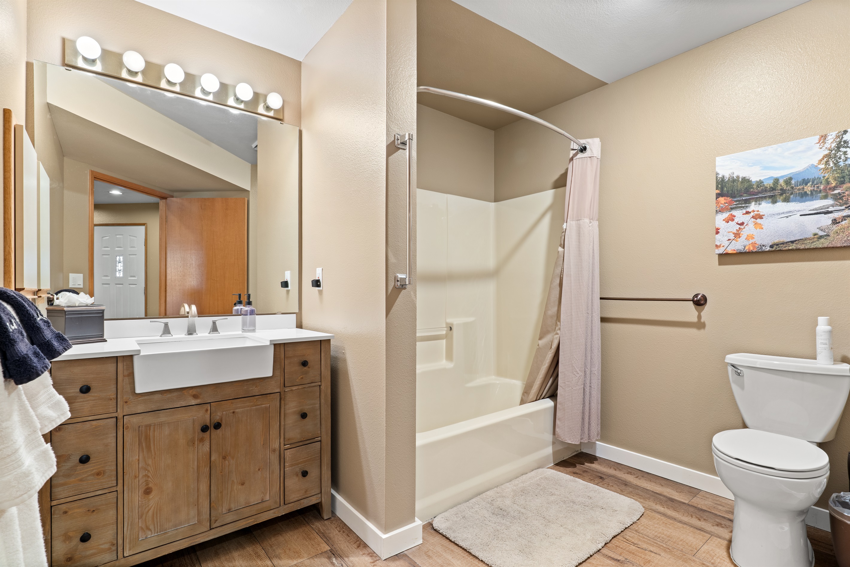 Main bathroom with shower/tub combination