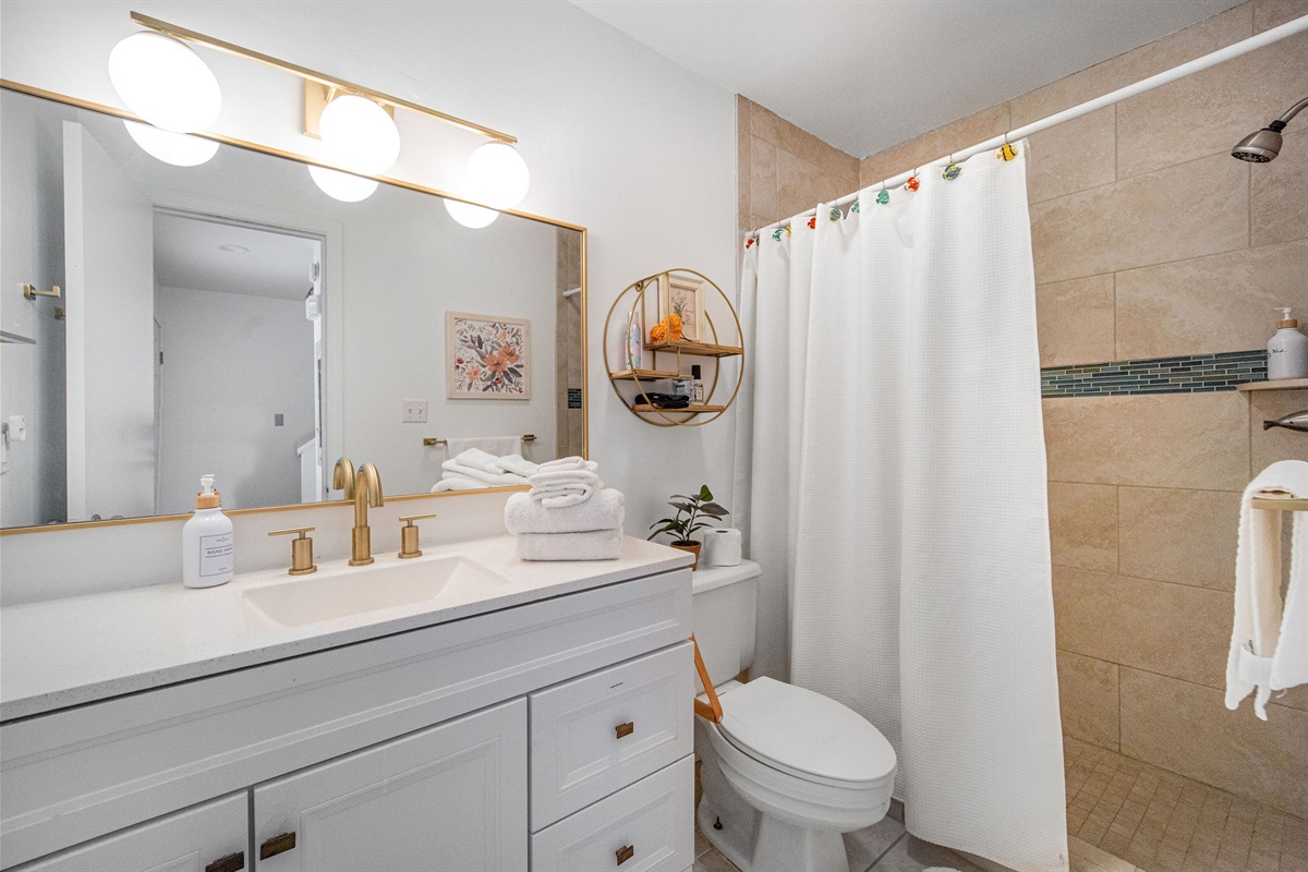 Full bathroom on the main level (next to the Queen room)