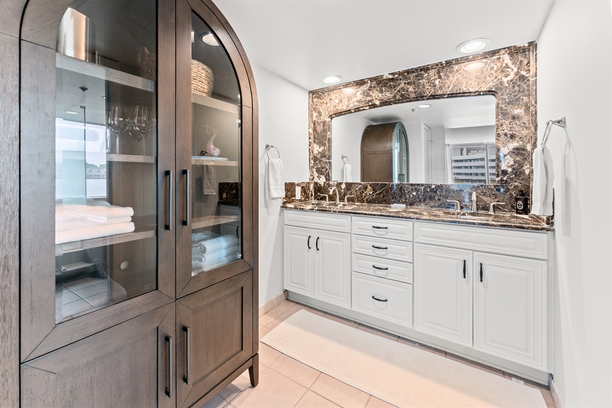 Main Bathroom Oasis! Double sinks, huge shower and large tub