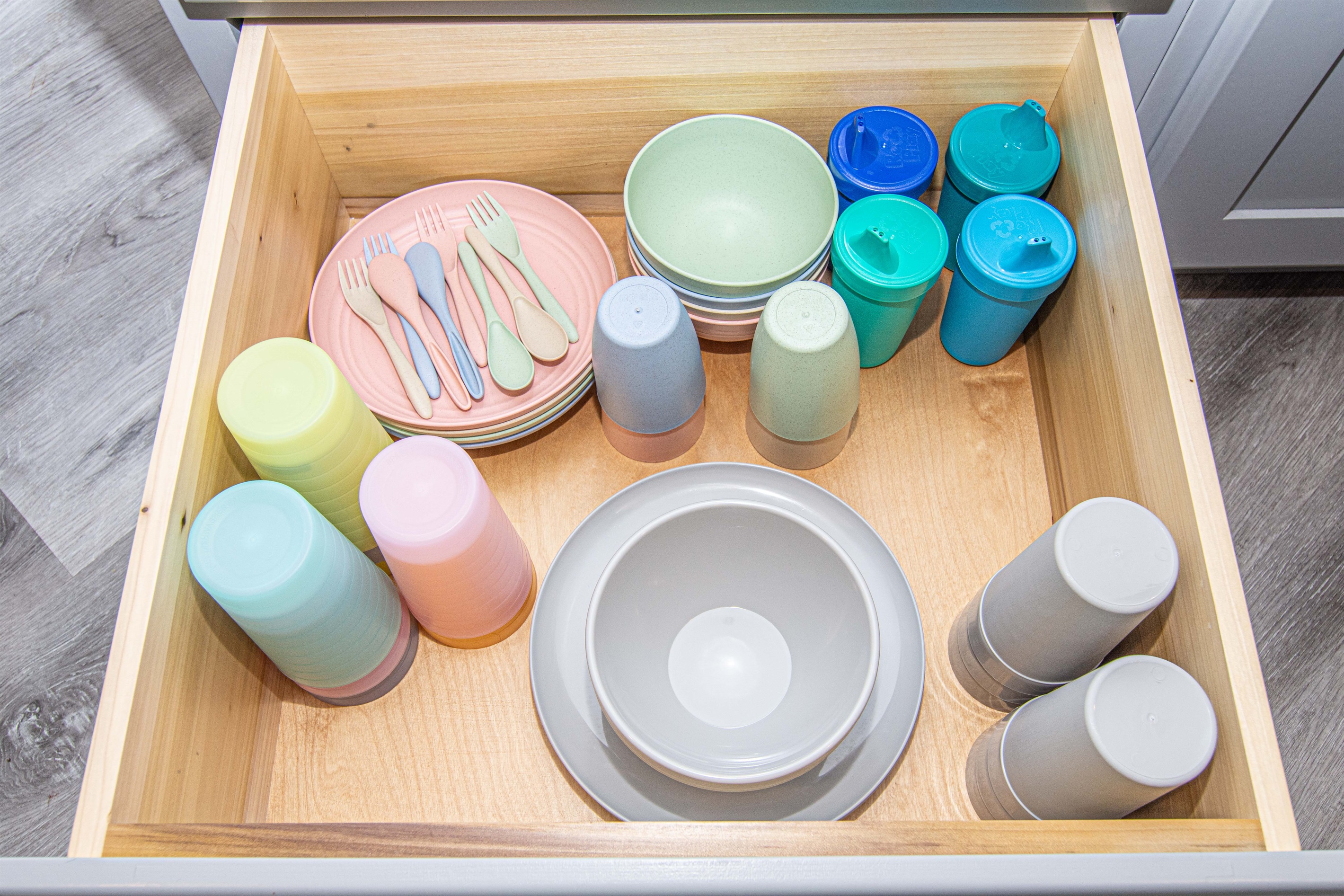 Even our tiniest visitors are important. We provide special dinnerware and cups just for them.