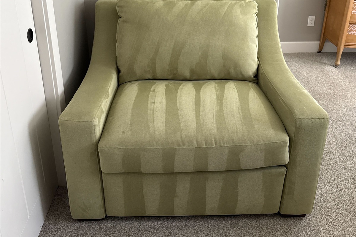 Chair that turns into a twin pull out bed