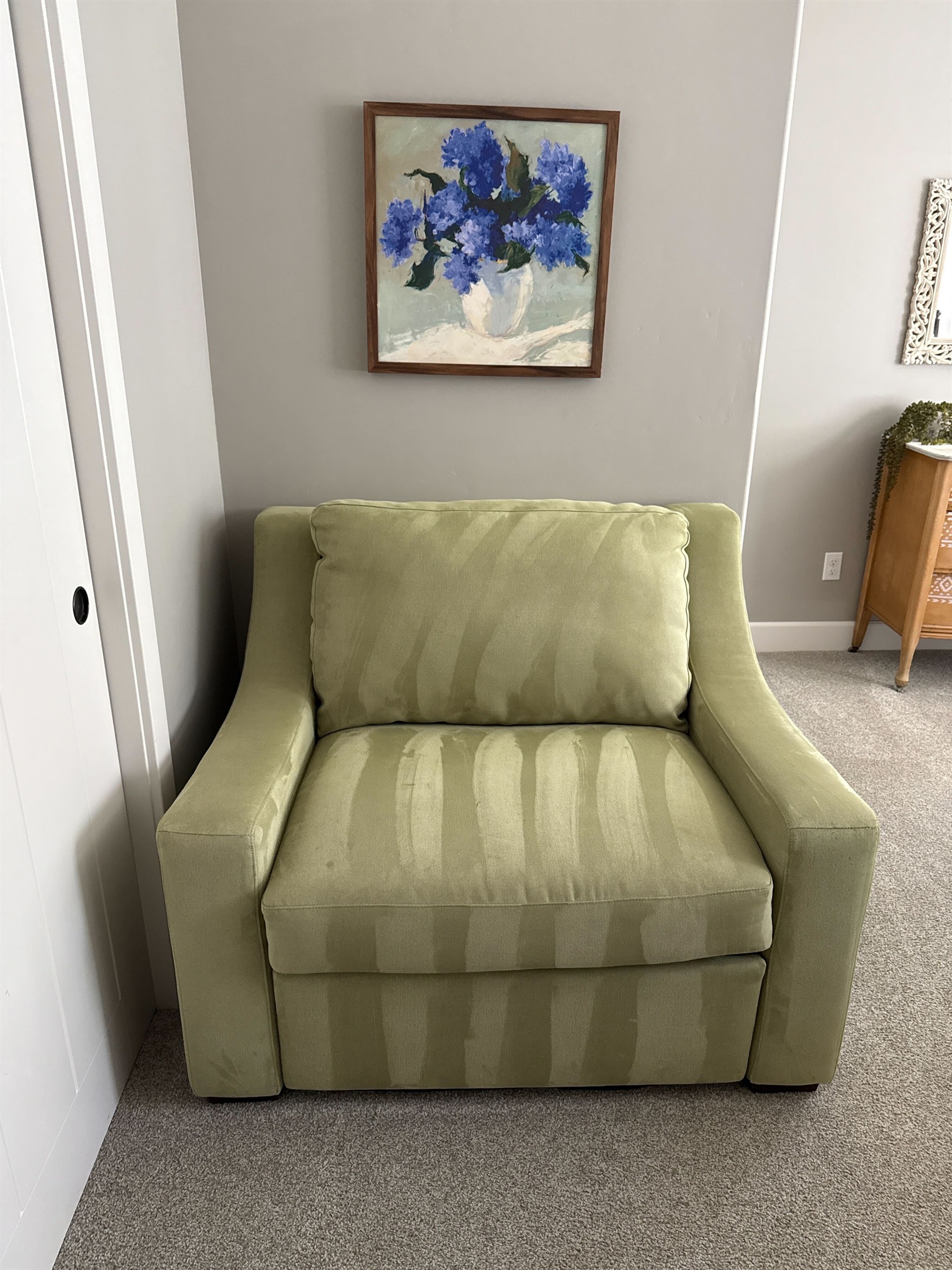 Chair that turns into a twin pull out bed
