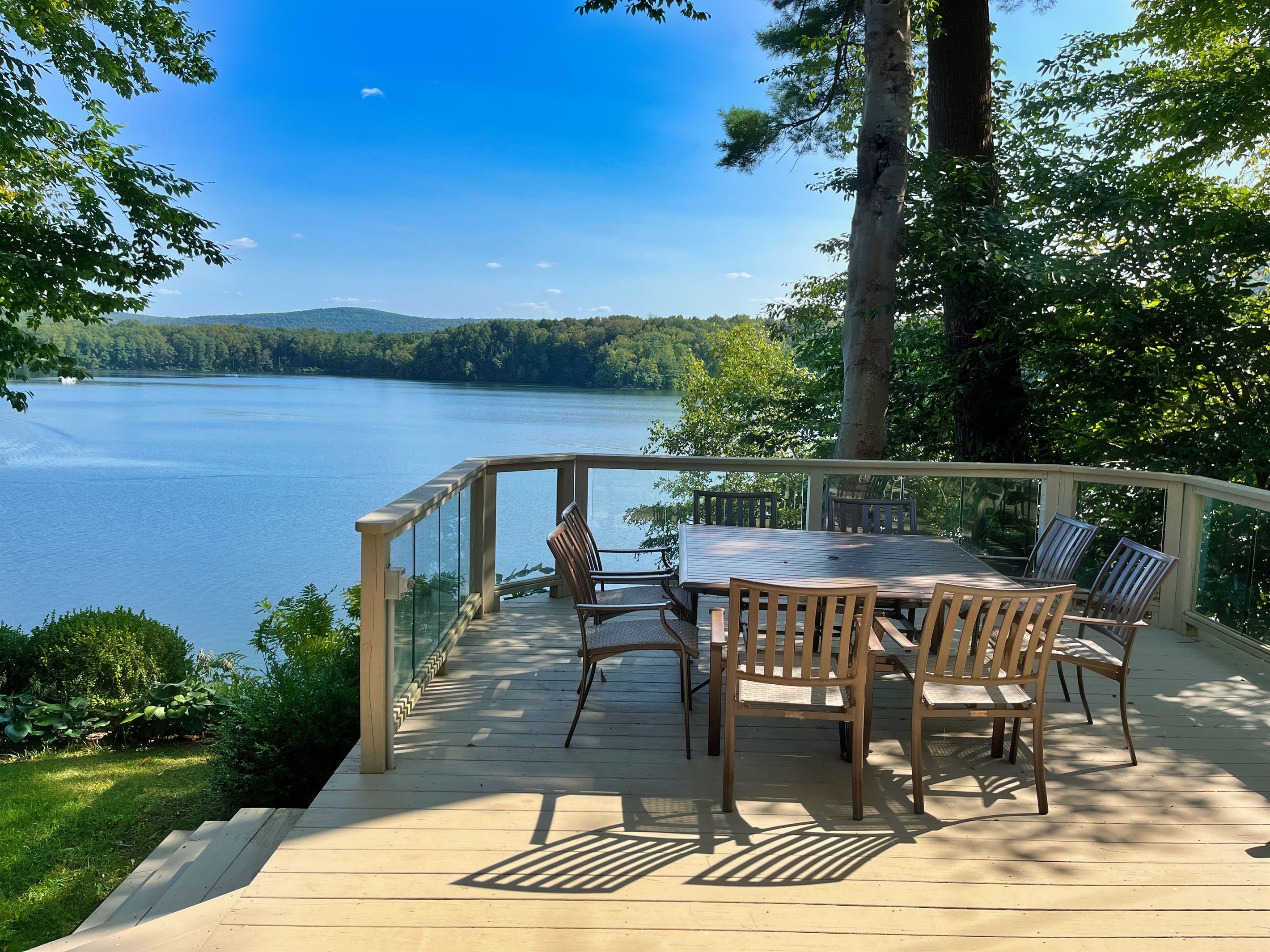 Friendship Lodge - the lake view enhances outside dining