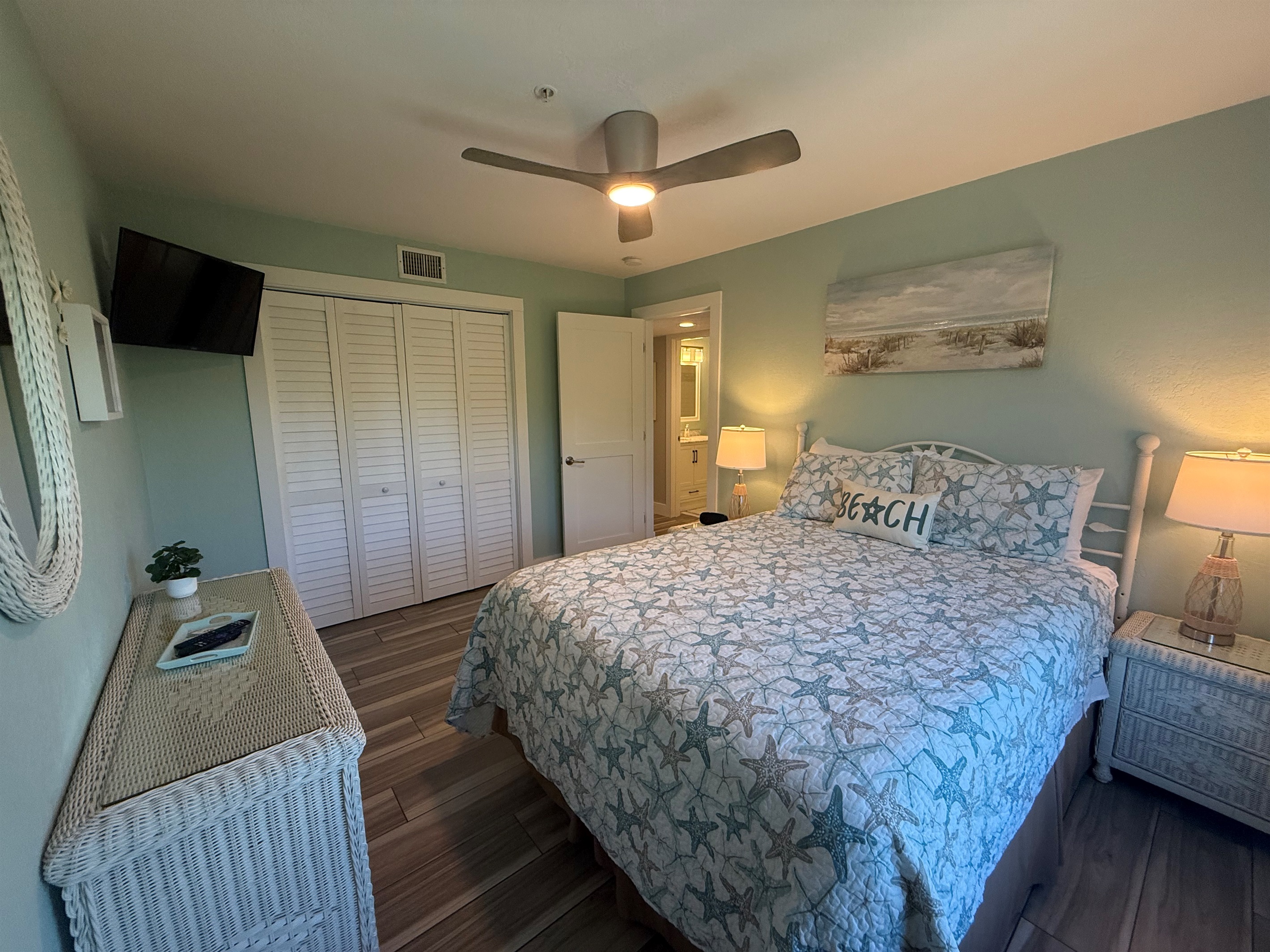 "Starfish Room" has two lamps, each with a USB charger